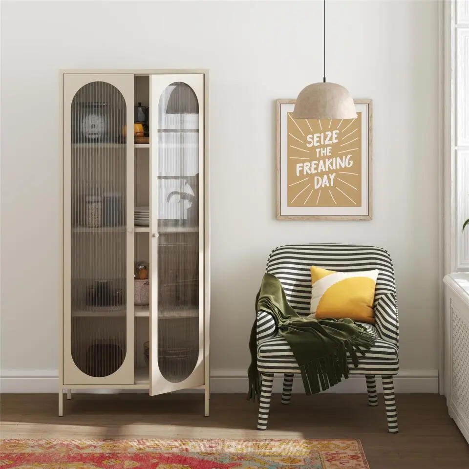 Luna - Hoge vitrinekast met 2 glazen deuren in cr&egrave;mekleurig metaal