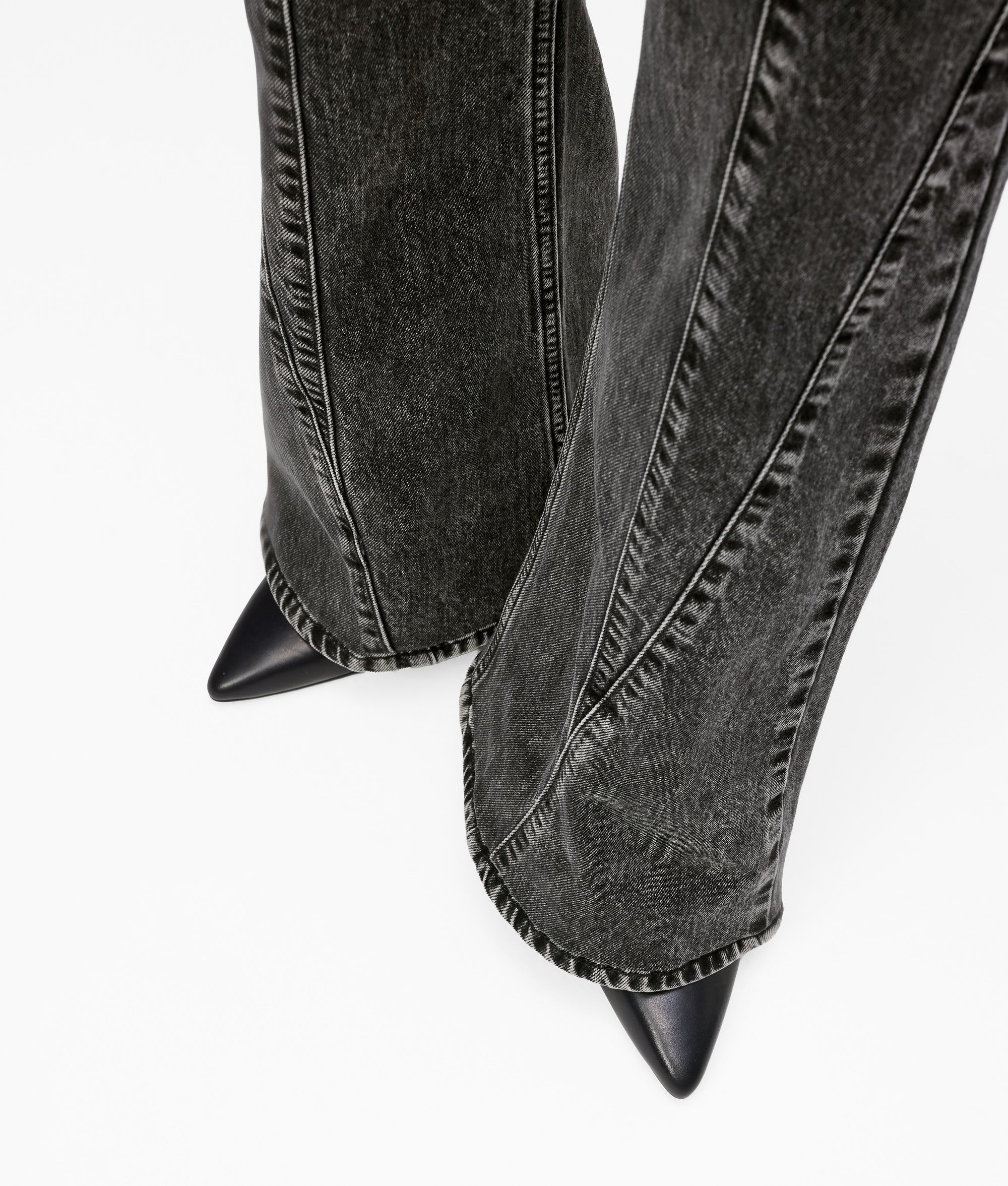 Jean taille haute évasé avec coutures apparentes