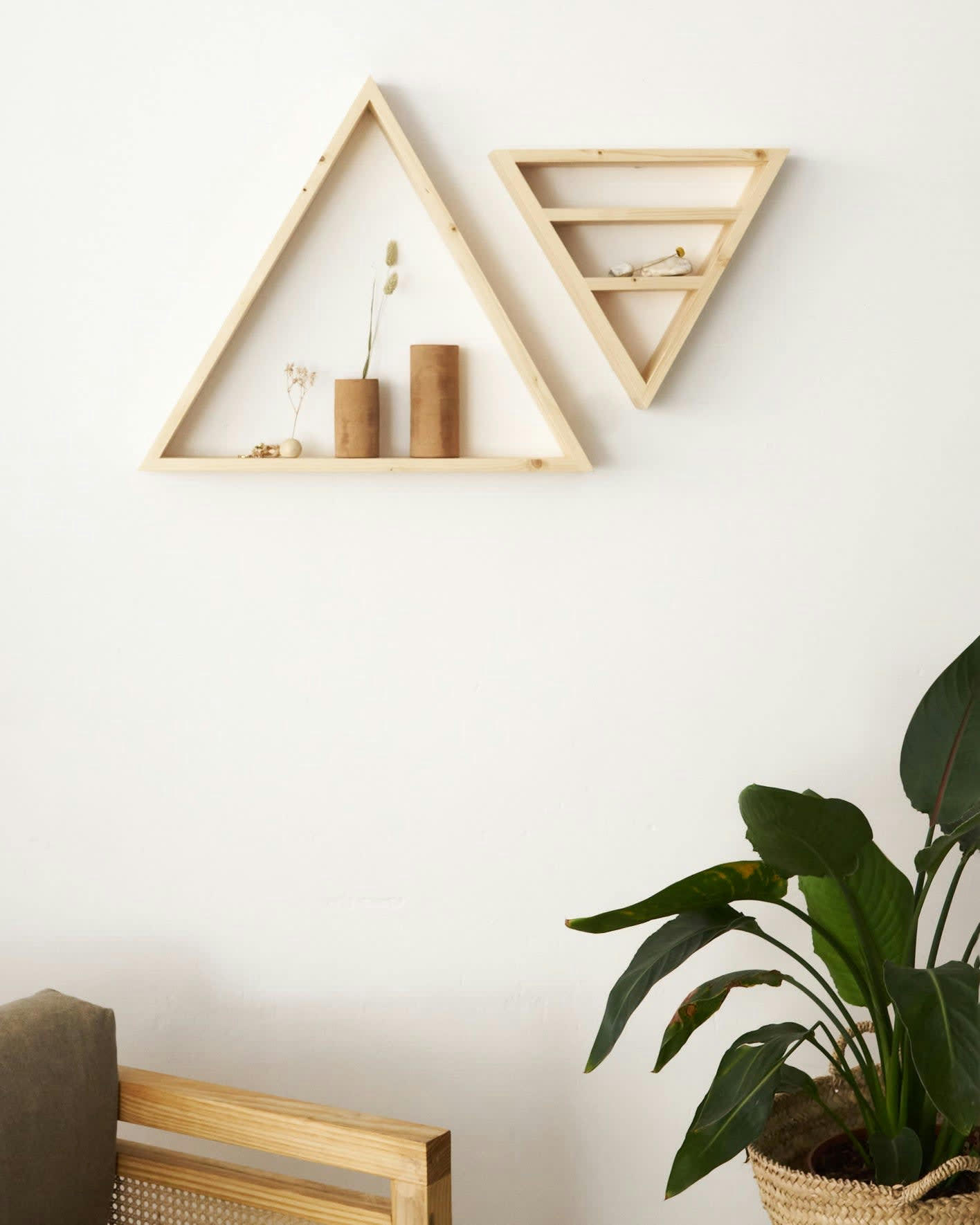 TRIANGLE - Etagère triangulaire en bois d'épicéa massif de couleur beige 40 cm