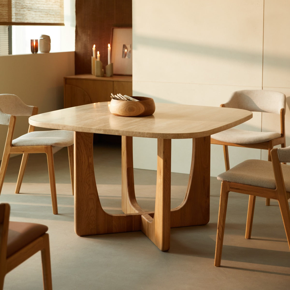 Tikamoon - Tafel in massief eikenhout en travertijn 4 pers. Mattia