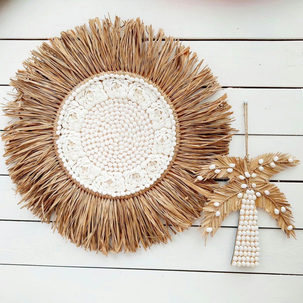 ROSA - Décoration murale en raphia et coquillages blancs D60 cm