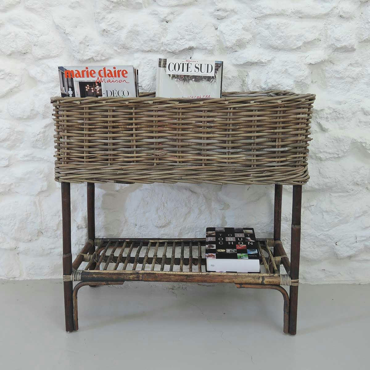 - Jardinière sur pied en rotin tressé