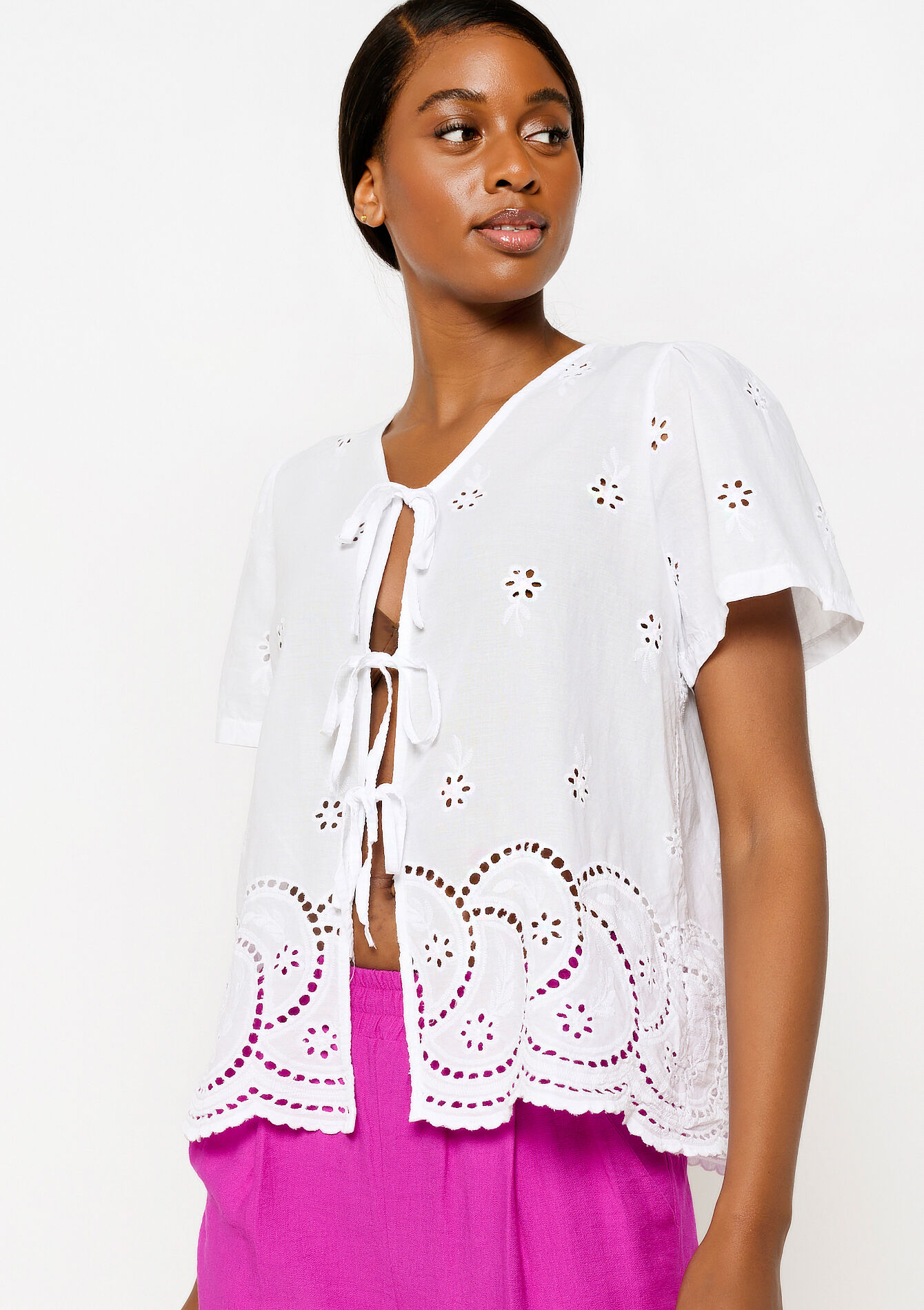 Blouse met broderie en strikjes