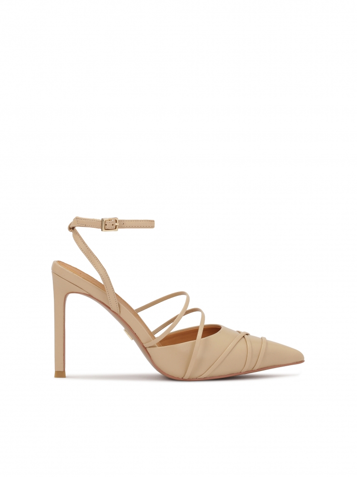 Beige leather pumps decorated with straps