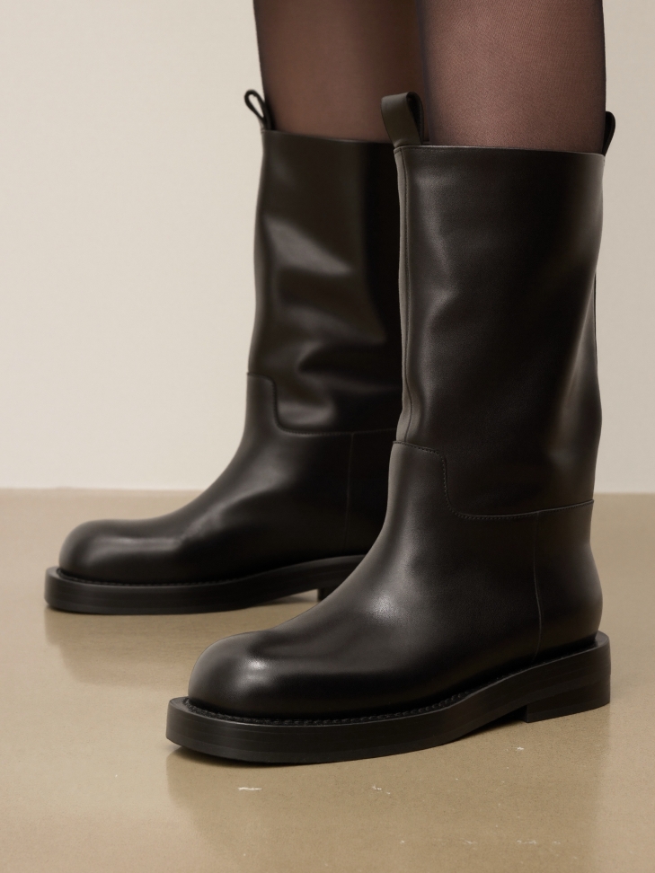 Slip-on black boots with higher upper