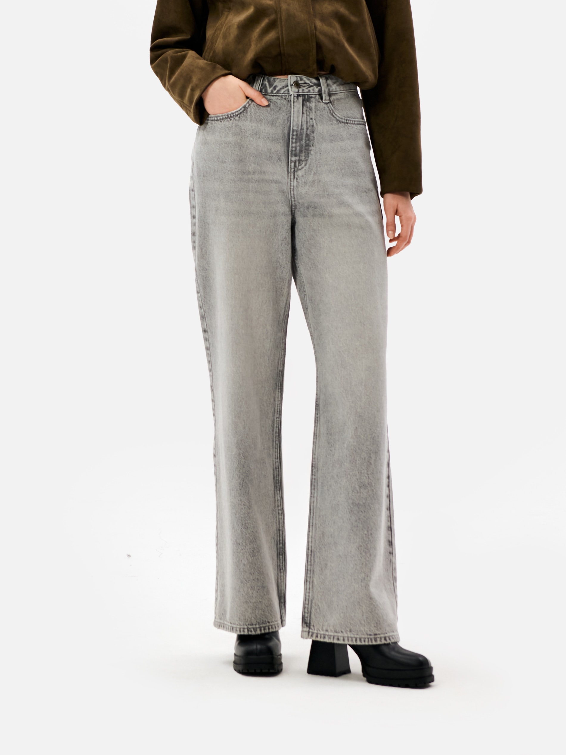 Jeansy wide leg z efektem sprania