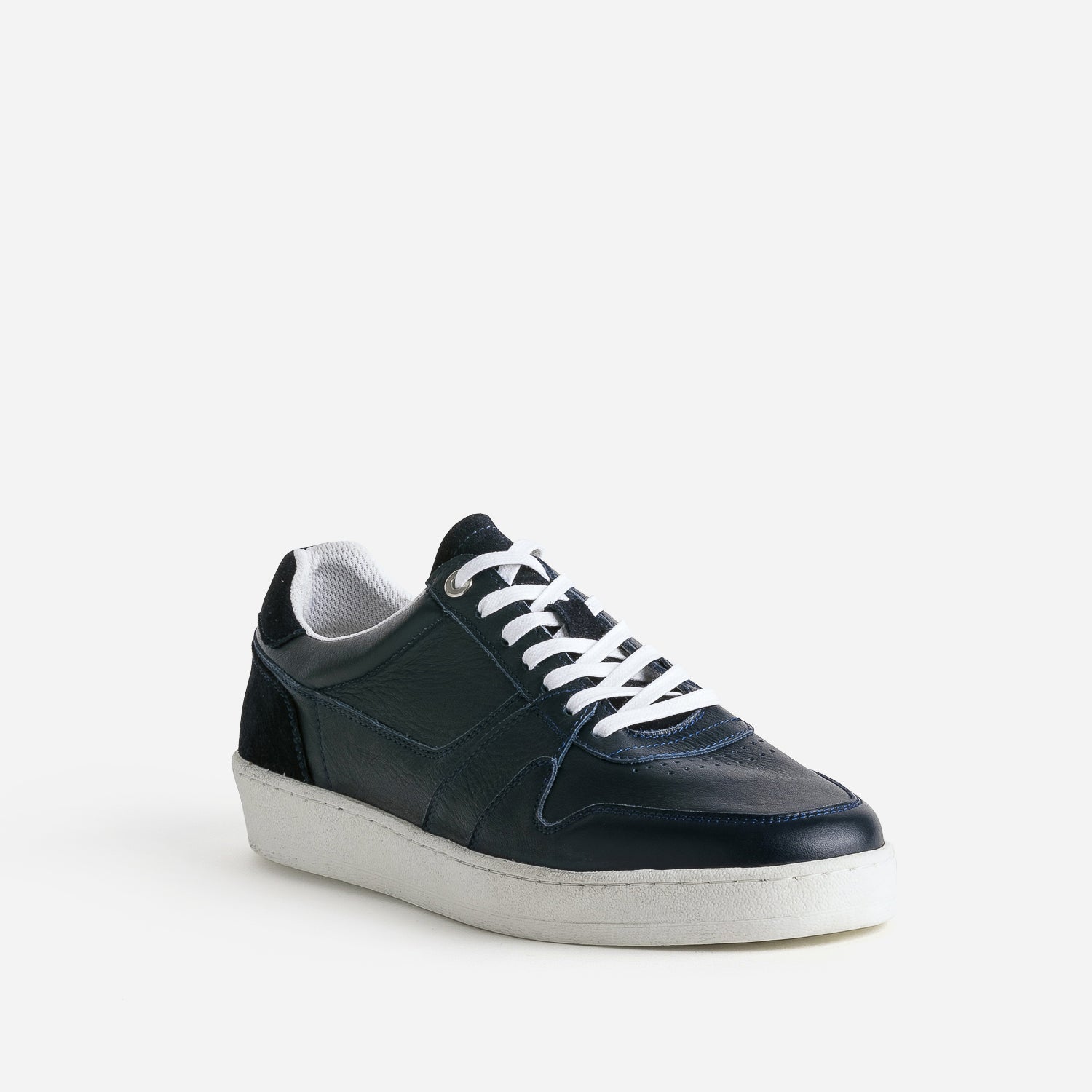 Tennis marine éco-conçue en cuir
