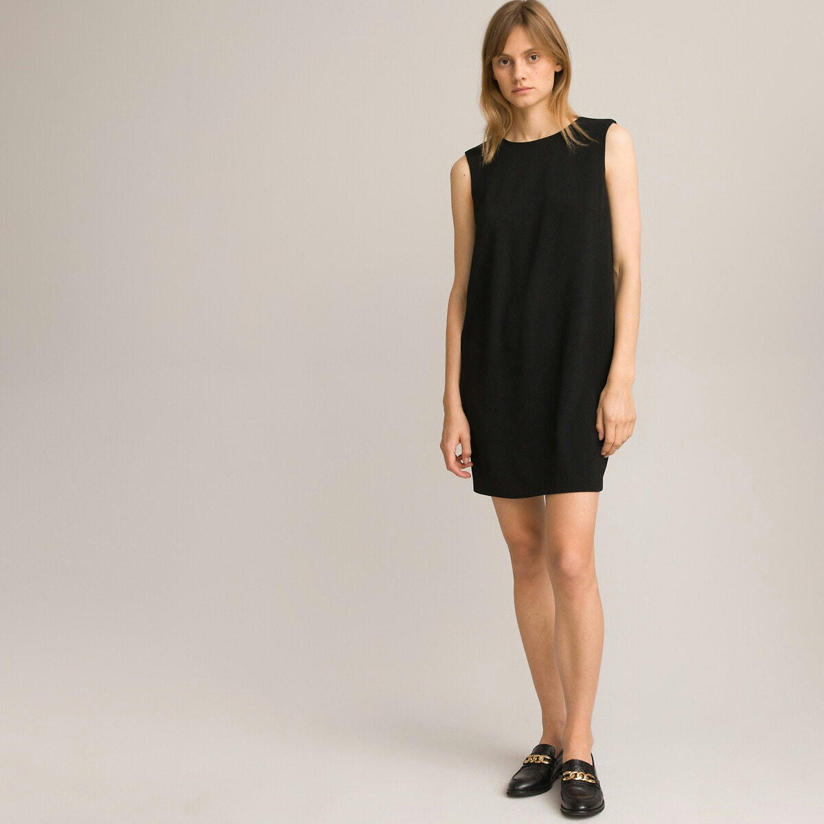 Robe droite, courte, encolure ronde, sans manches
