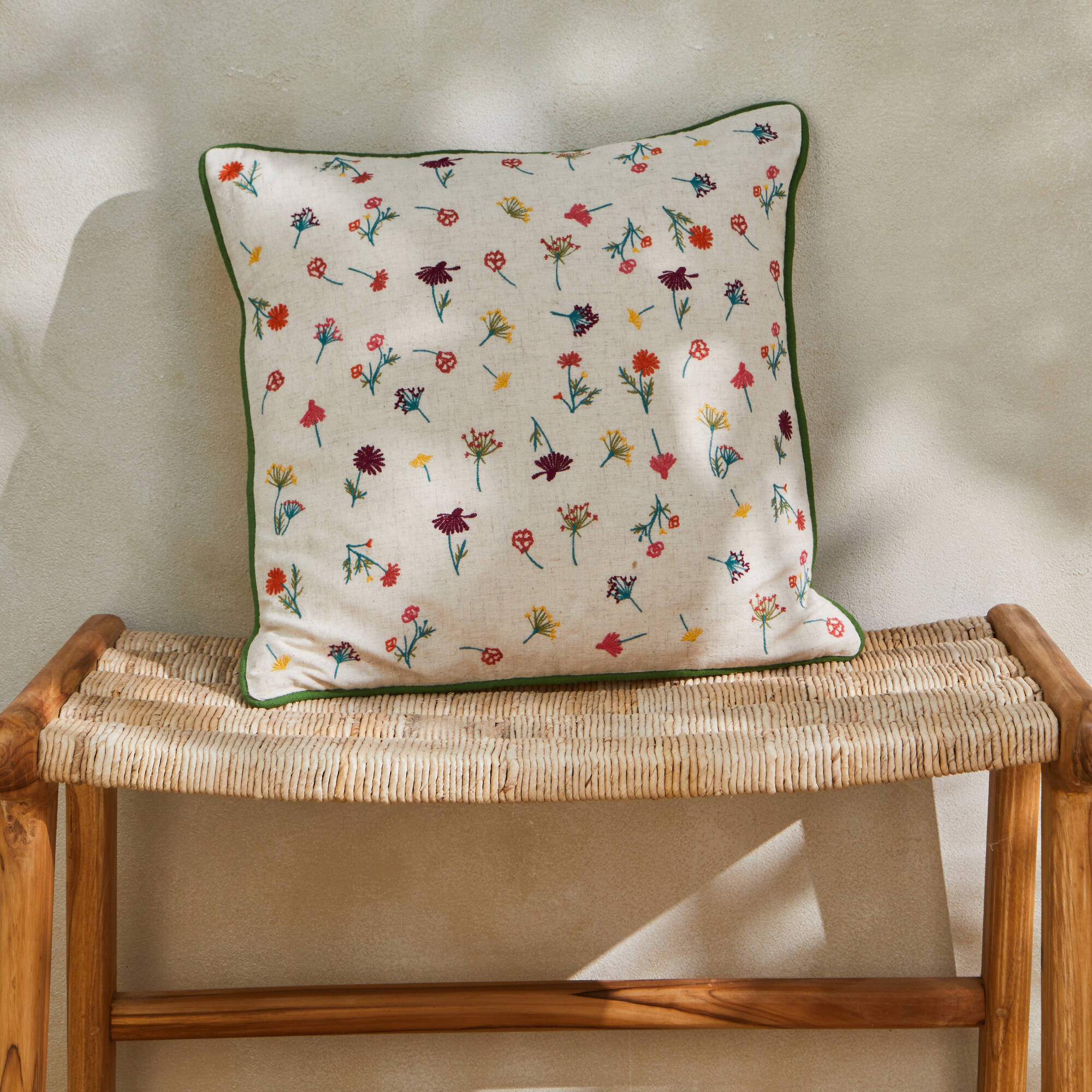 Coussin coton lin broderie fleurie