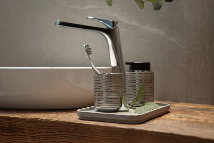 Dozownik na mydło ceramiczny srebrny Easyo 280 ml