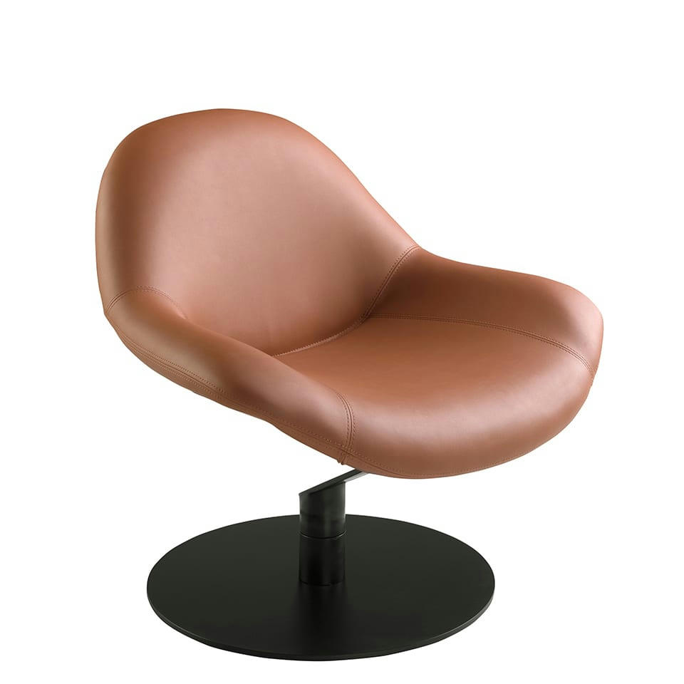 - Fauteuil en croûte de cuir marron