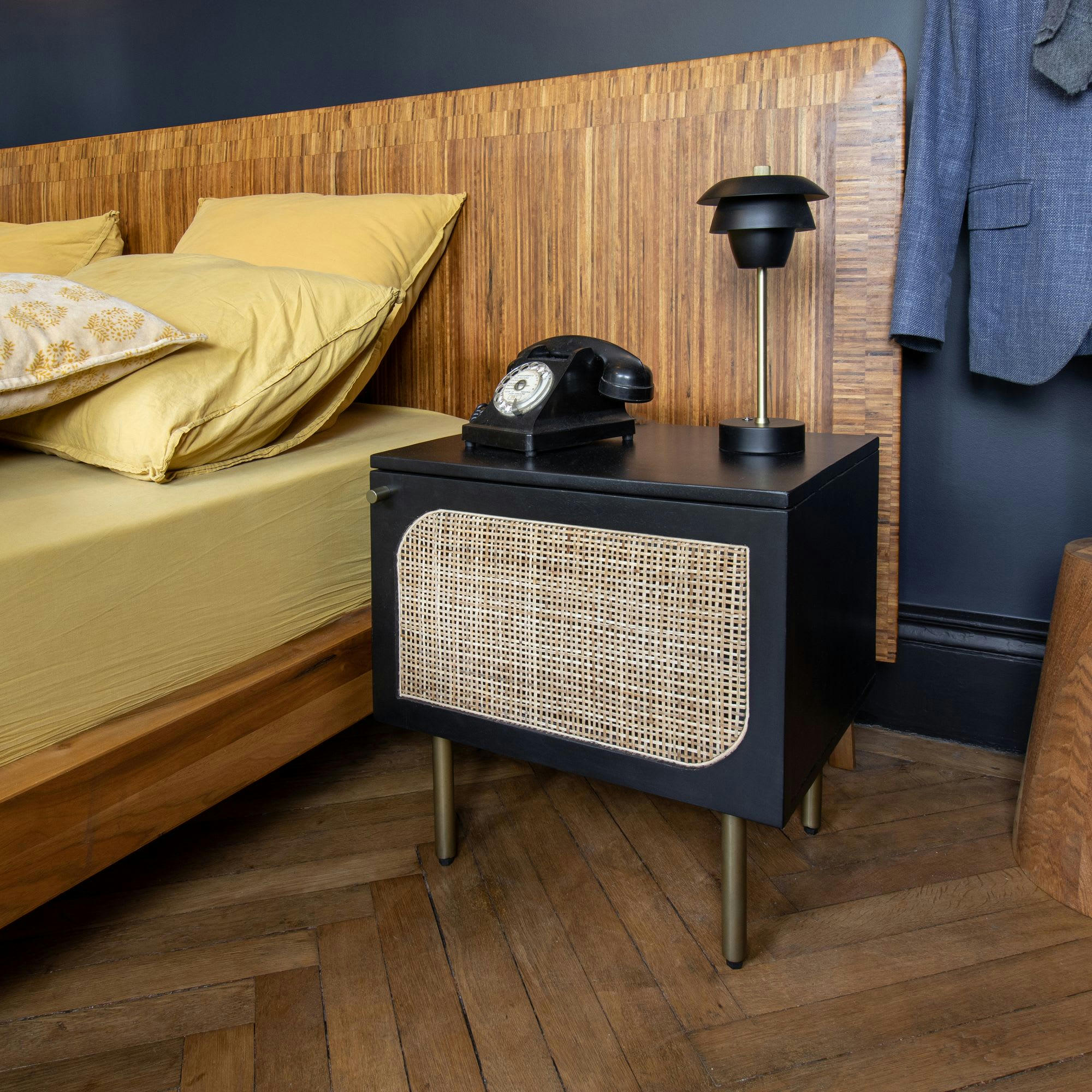 MANAUS - Meuble d'appoint en bois de manguier, rotin et pieds en métal doré