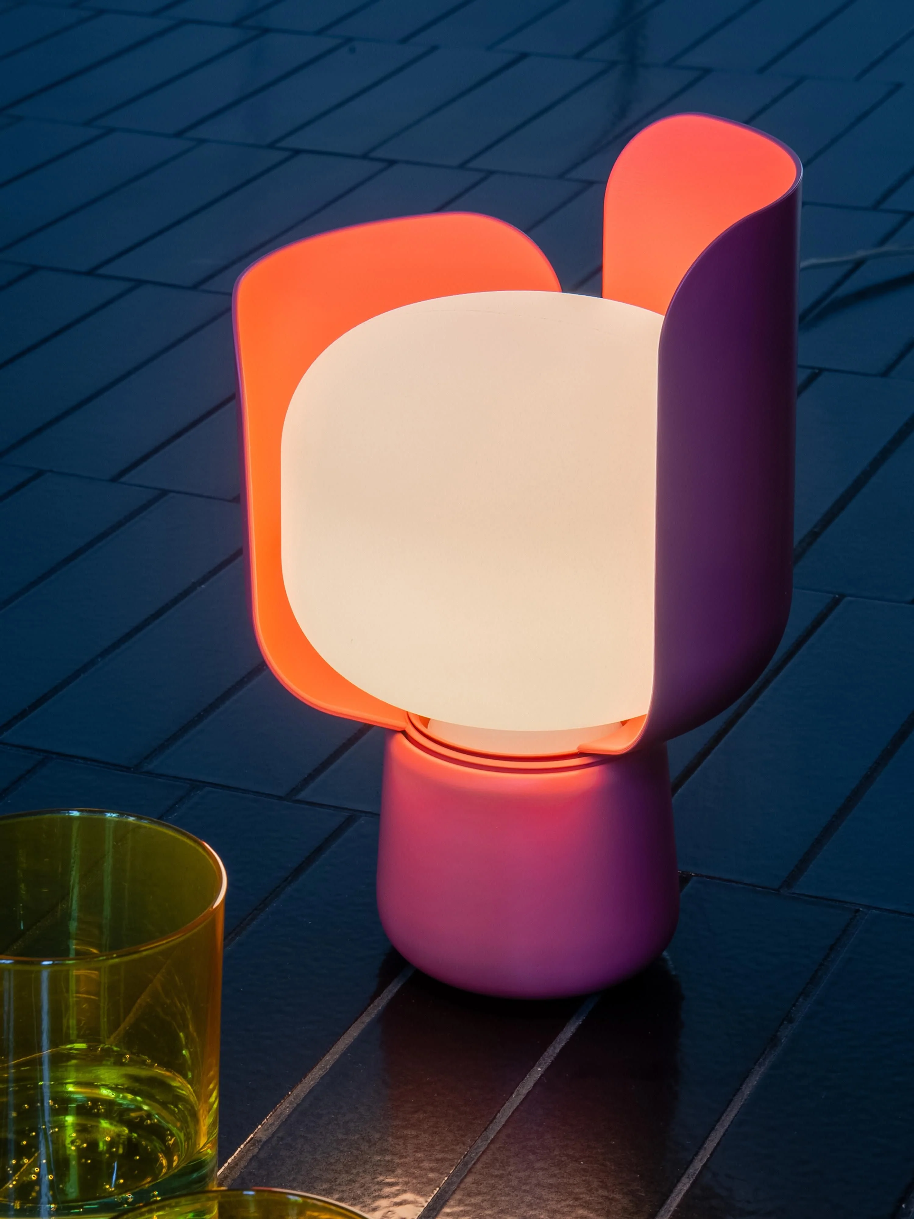 Kleine Tischlampe Blom, handgefertigt