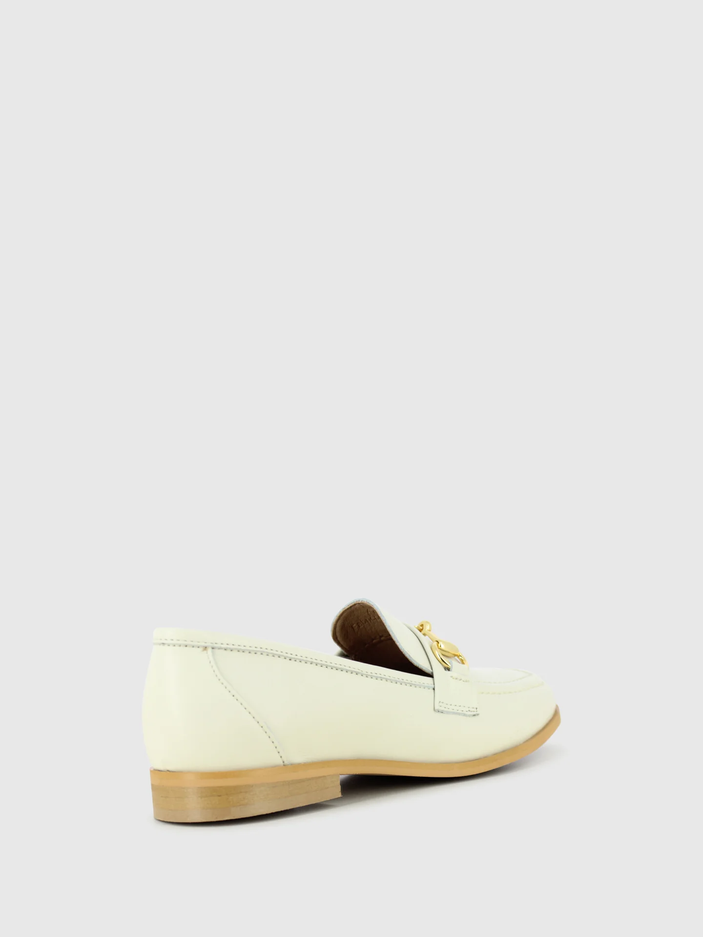Loafers com Apliques Metálicos em Bege