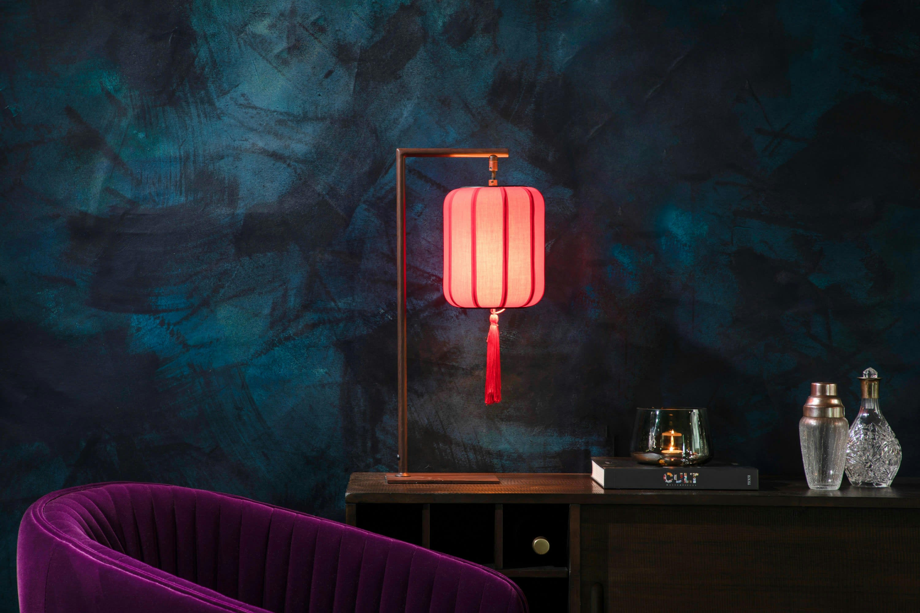 TRIPOD - Lampe à poser en bois marron et abat jour rouge