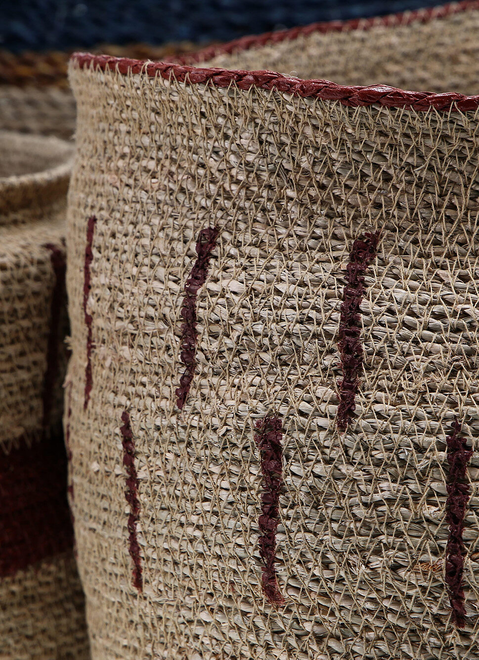 PANIER EN FIBRES NATURELLES NATUREL / BORDEAUX