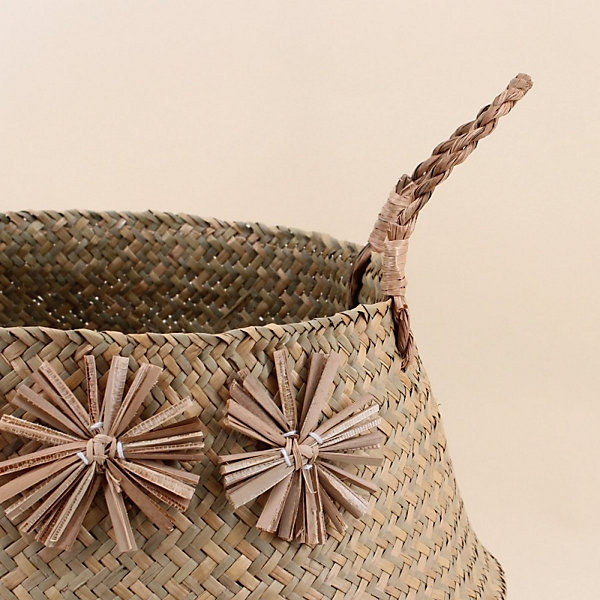 Panier en fibres naturelles avec pompons 31x27cm