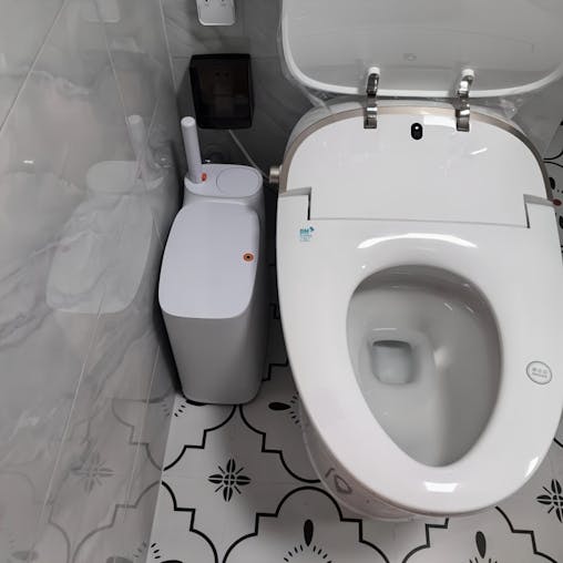 NNETM Press-Top Wastebasket and Toilet Brush Set