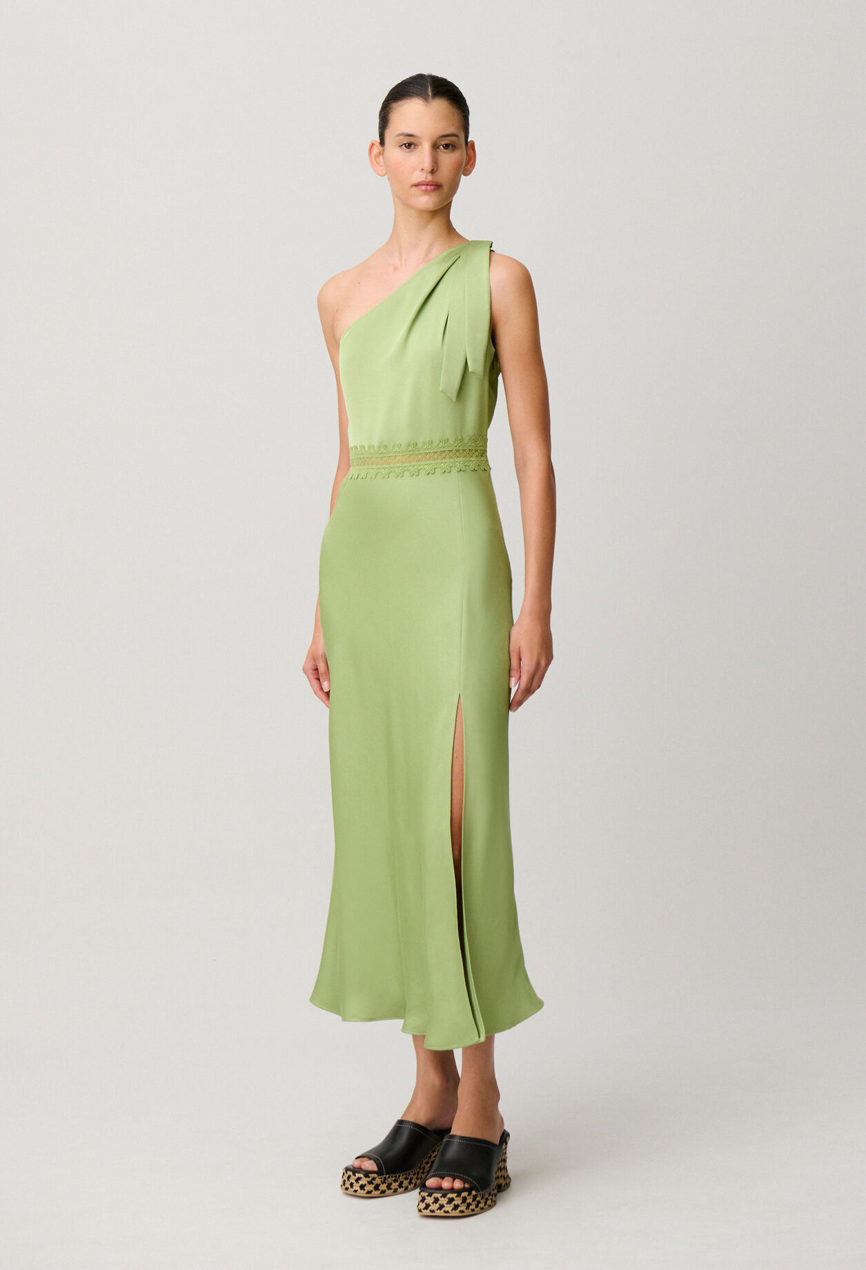 Robe longue satinée dentelle