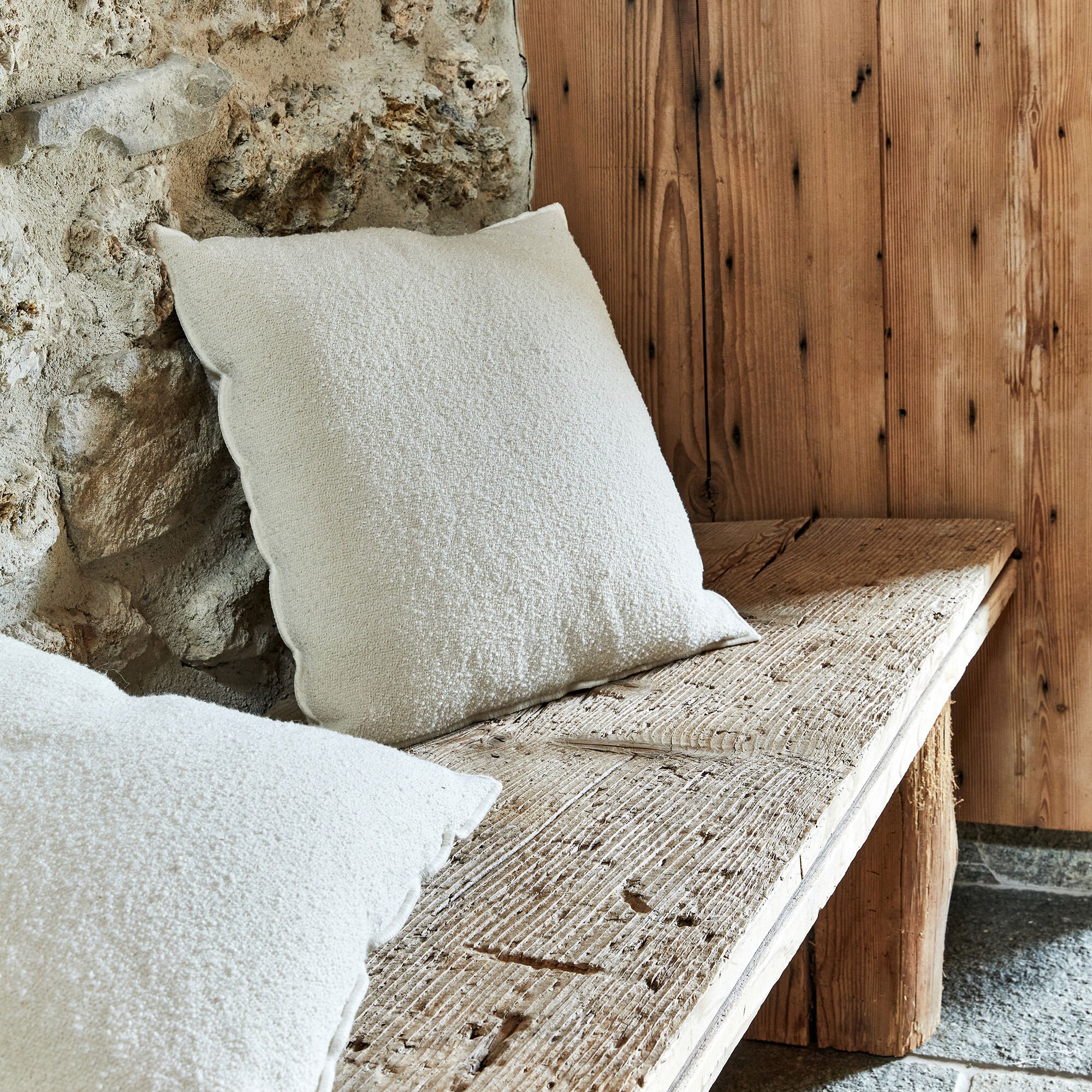 CASALE - Coussin en polyester effet bouclette finition point bourdon 45x45cm - beige sable