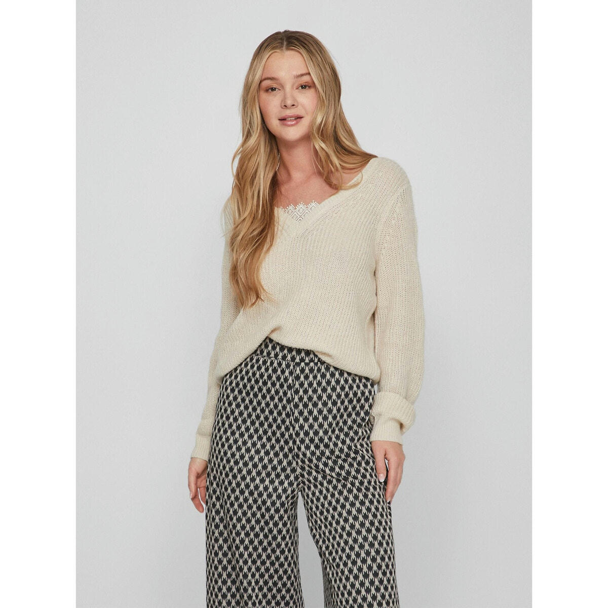 Pull en fine maille, encolu v avec détail dentelle