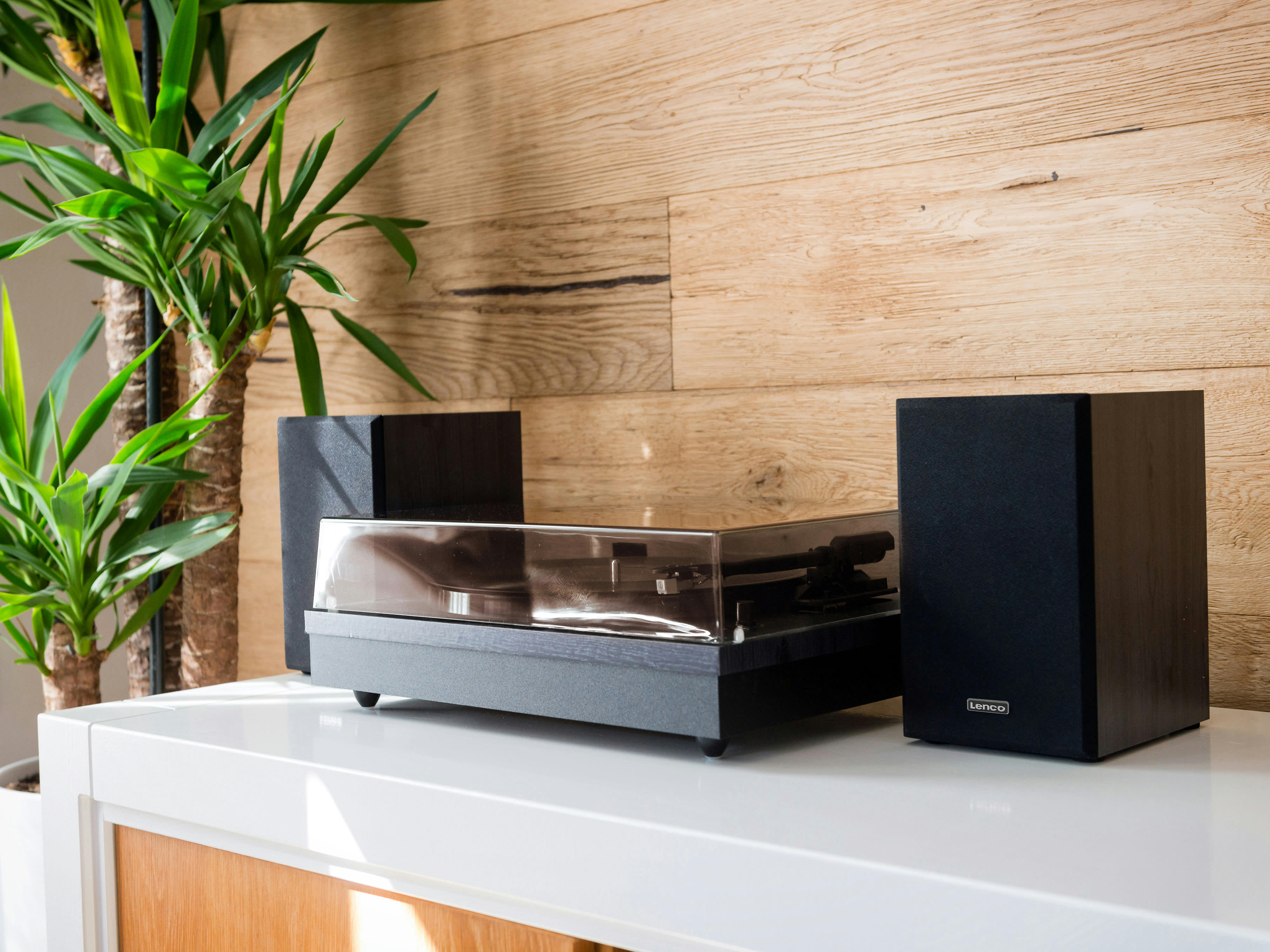 - Platine vinyle avec deux haut-parleurs externes noir