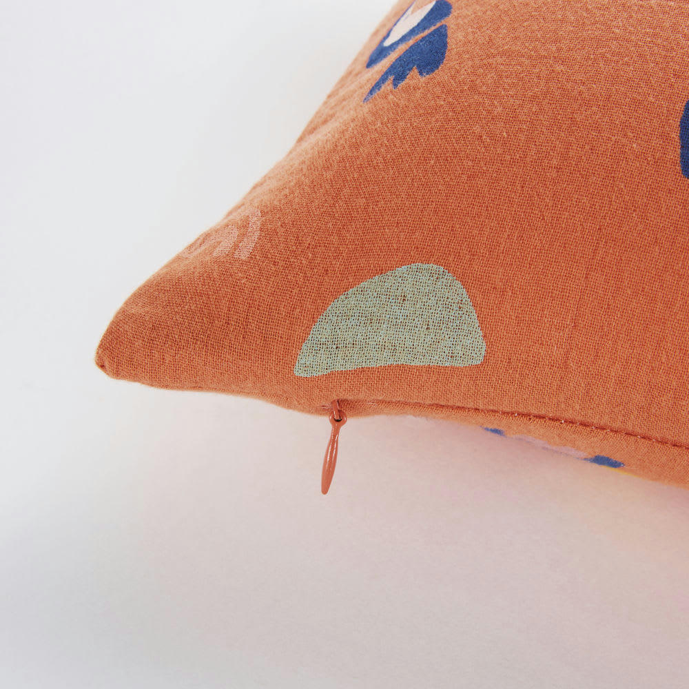 - Coussin en gaze de coton imprimés orange, bleus, verts et jaunes, 25x40