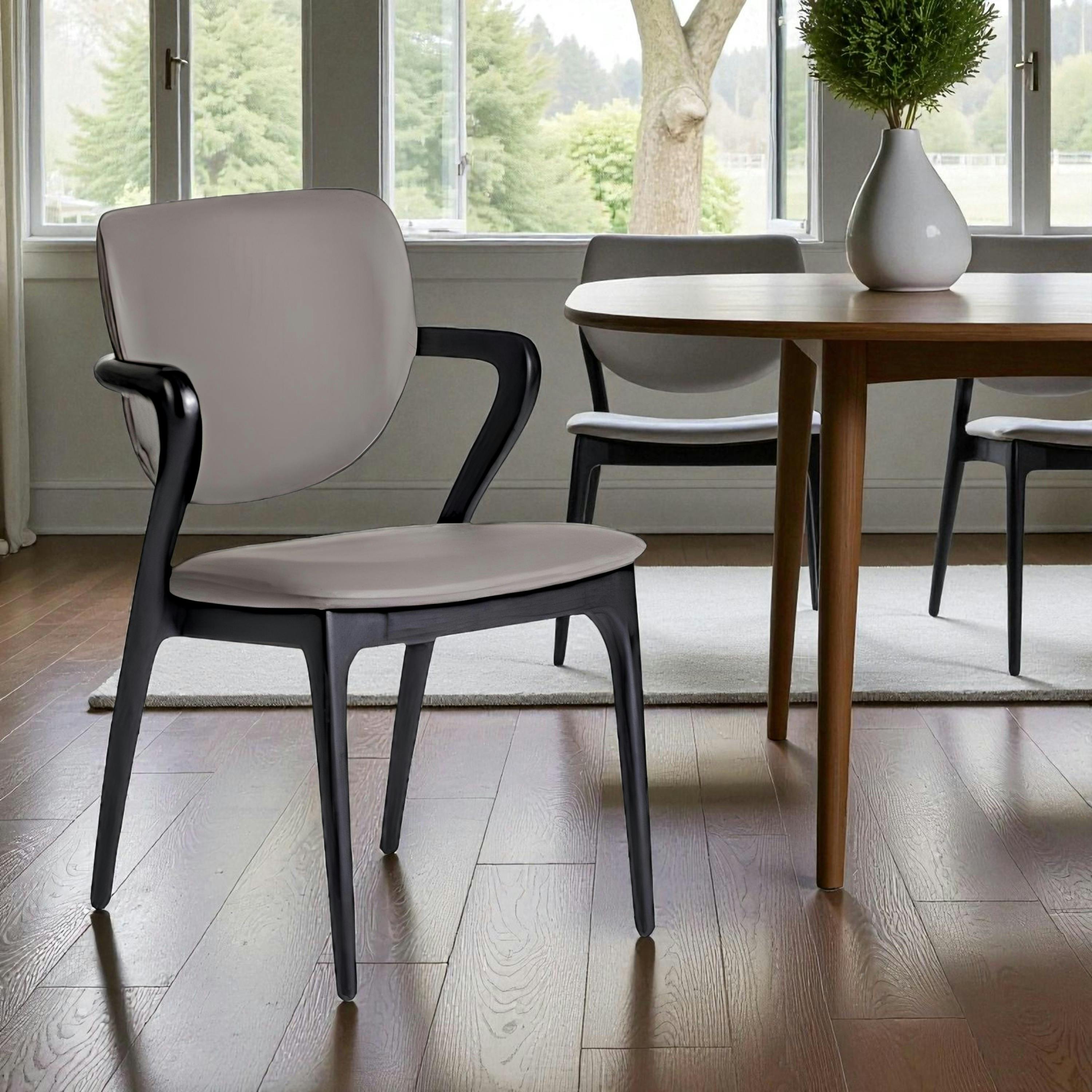 Chaise en cuir gris foncé, accoudoirs bois noir ALDER