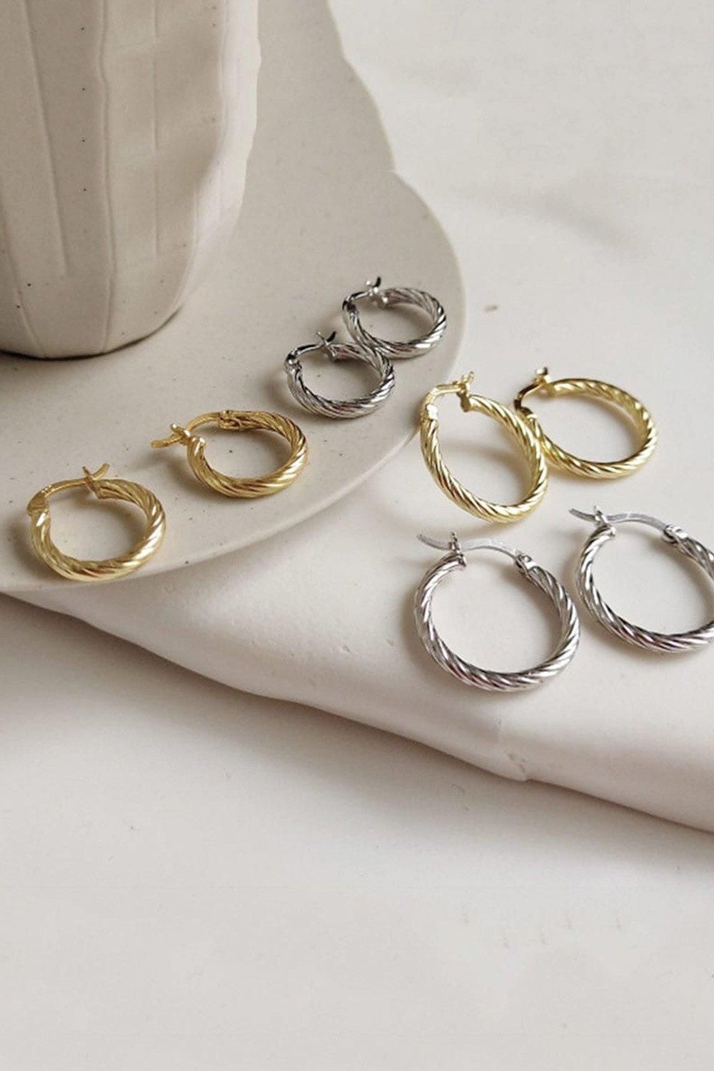 Elk & Bloom Large Silver Twist Huggie Hoop Earrings