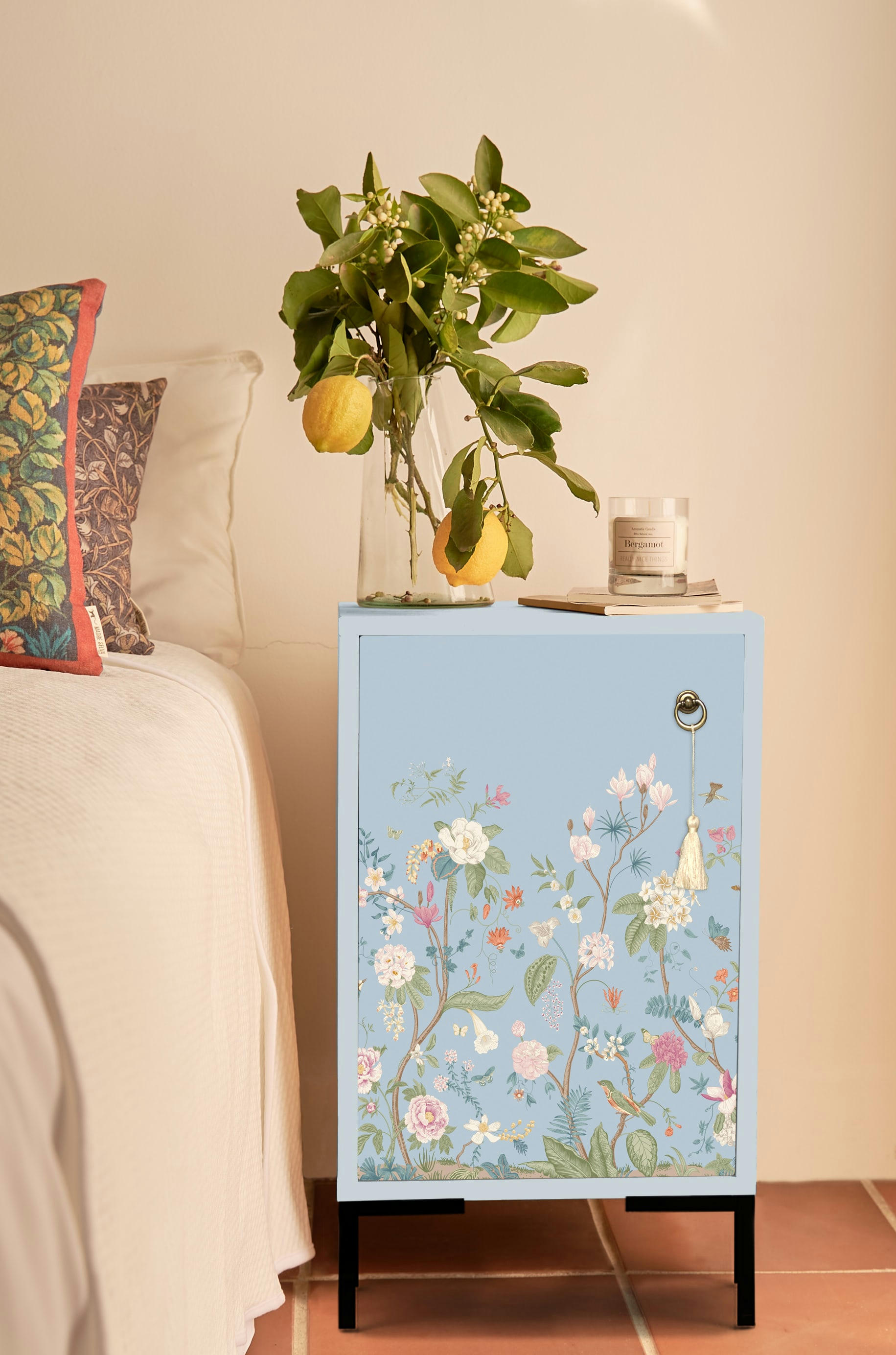 TELMA - Table de chevet en pin massif avec imprimé floral gris