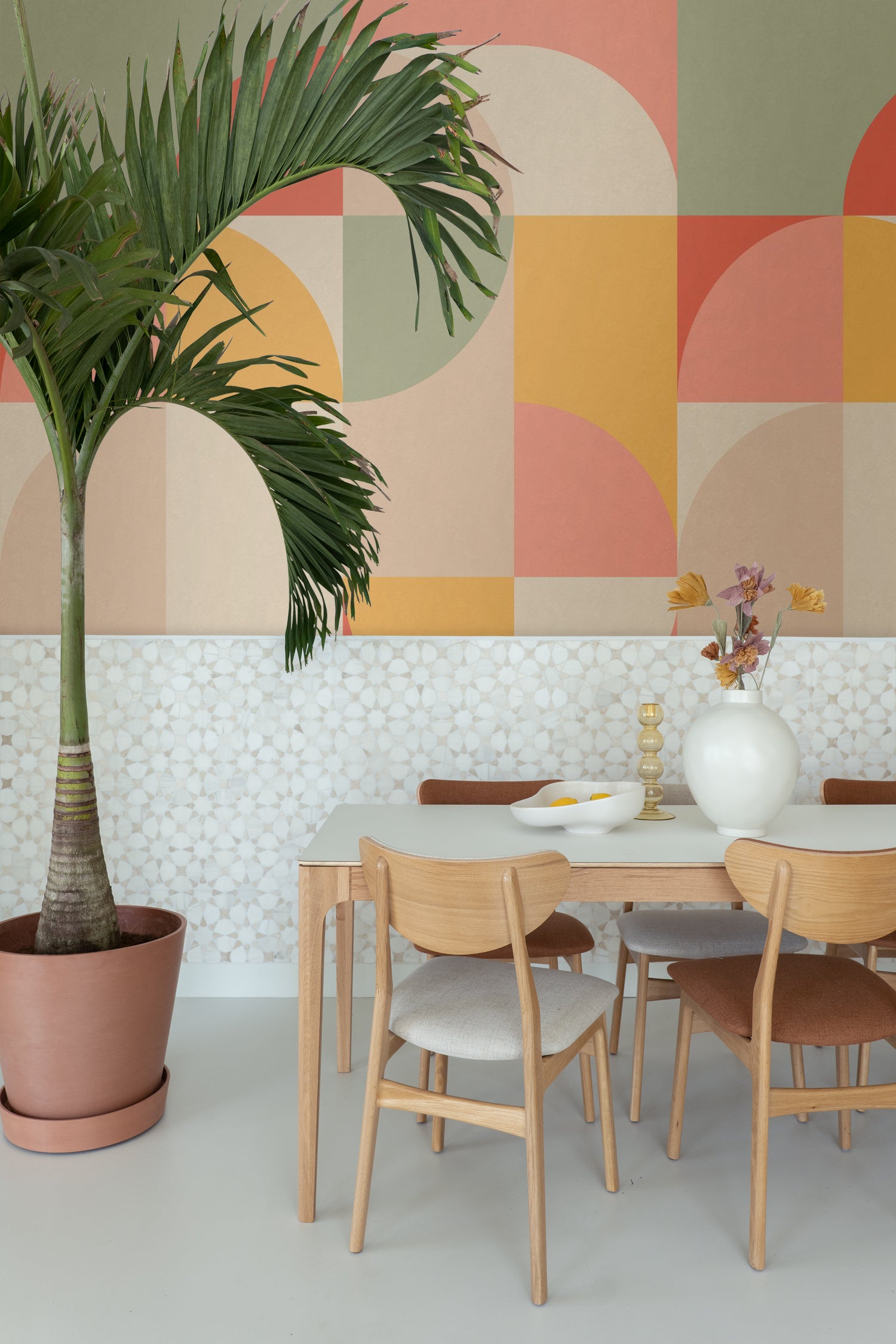 ESTAhome fotobehang cirkels in Bauhaus stijl roze, okergeel en mintgroen - 250 x 279 cm - 159368