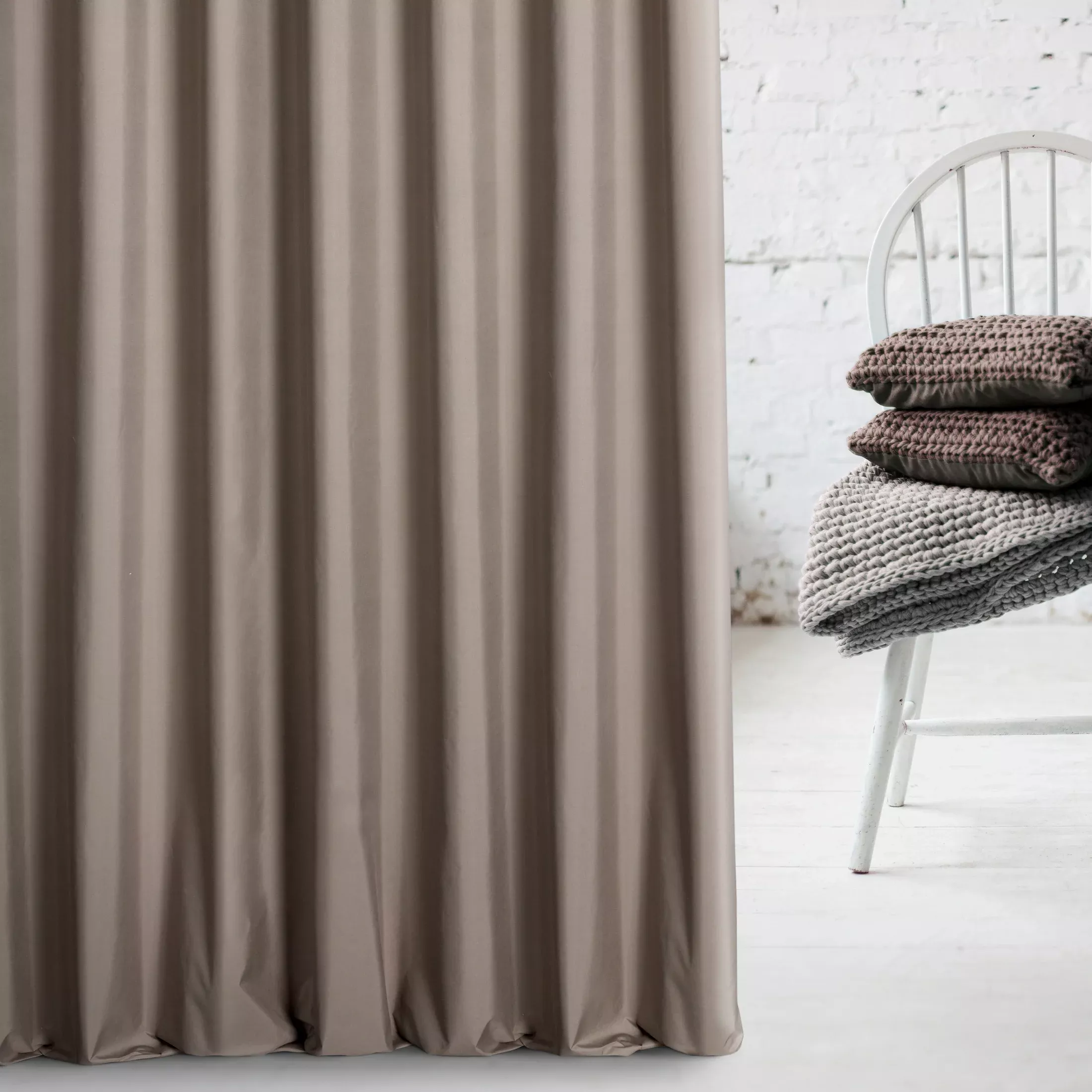 Zasłona szyta na tunelu jasnobrązowa z tkaniny typu Blackout zaciemniającej w 100%