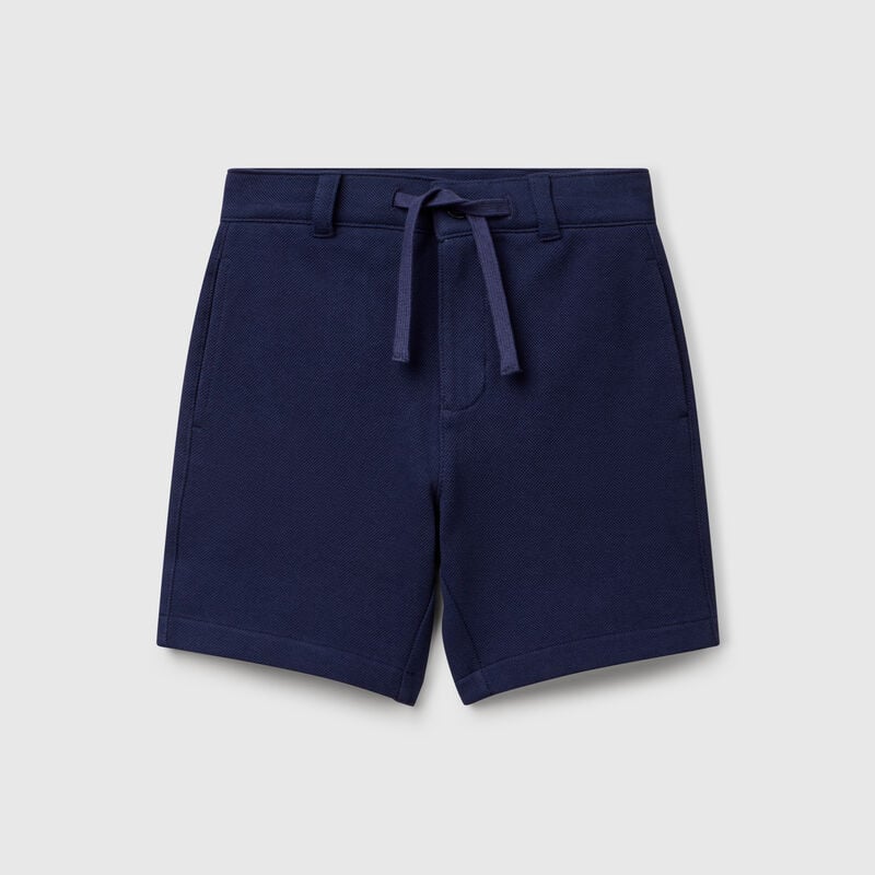 Short trousers with drawstring