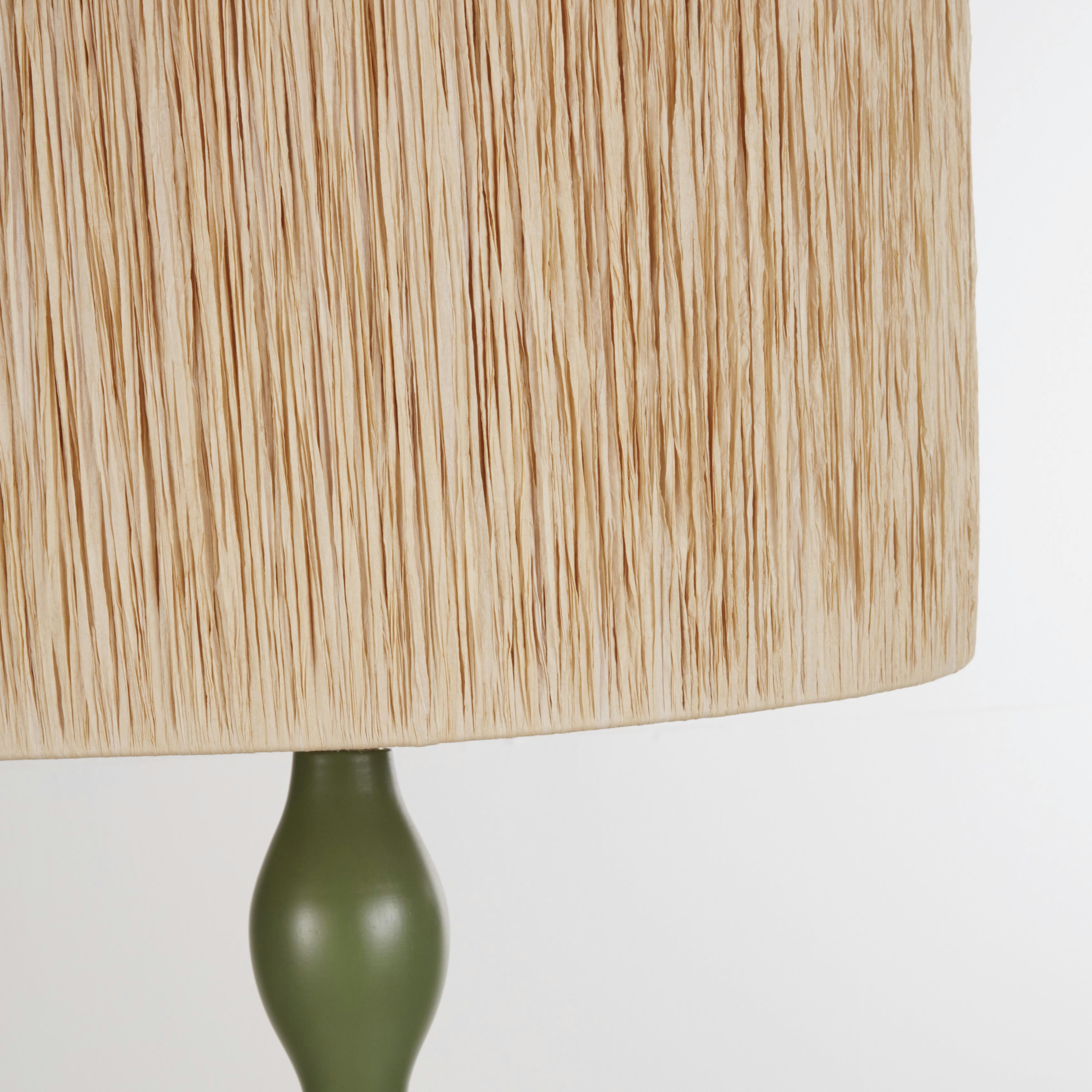 LUCIE - Lampadaire en bois de manguier vert et abat-jour en raphia H170