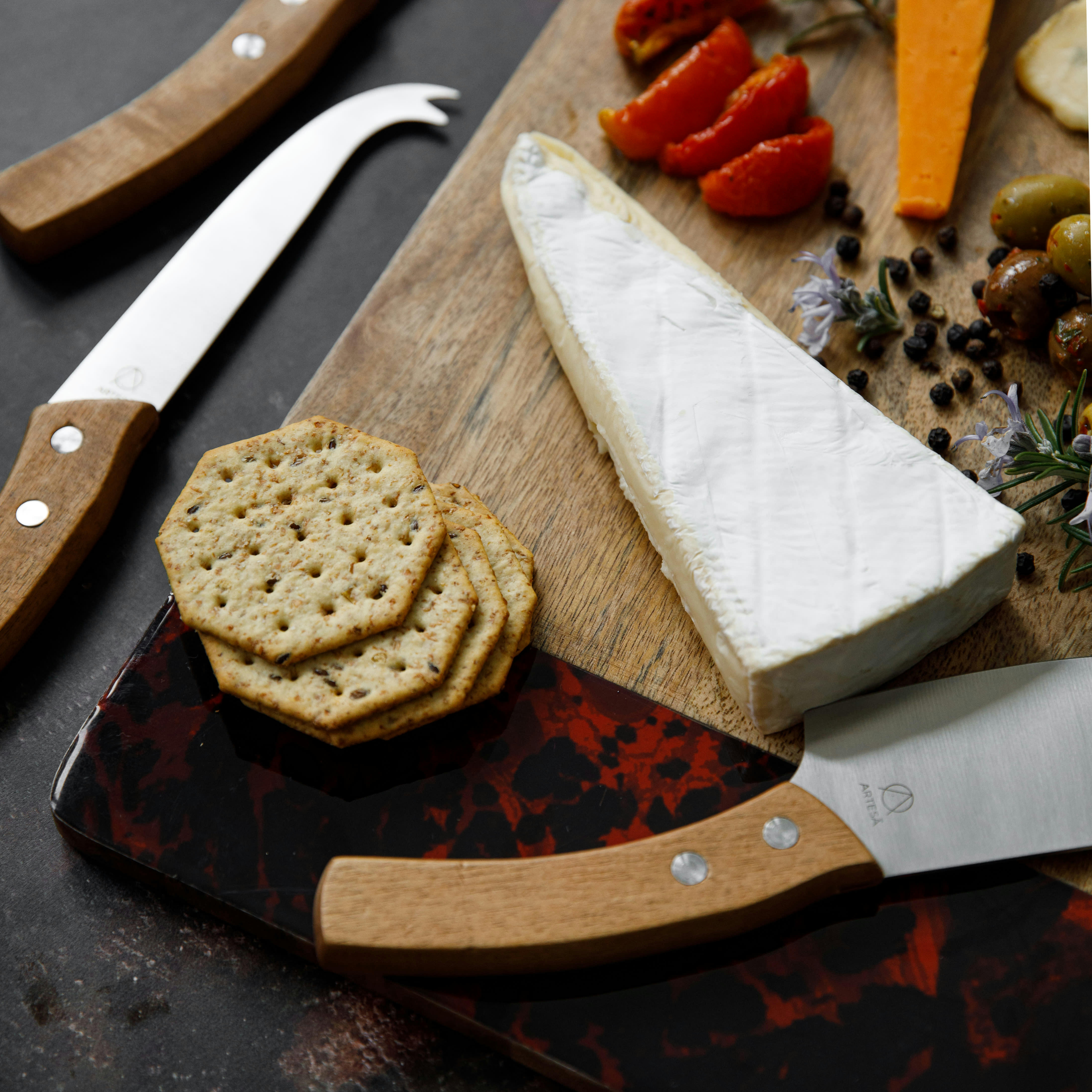 - Planche avec résine écaille de torture bois d'acacia marron