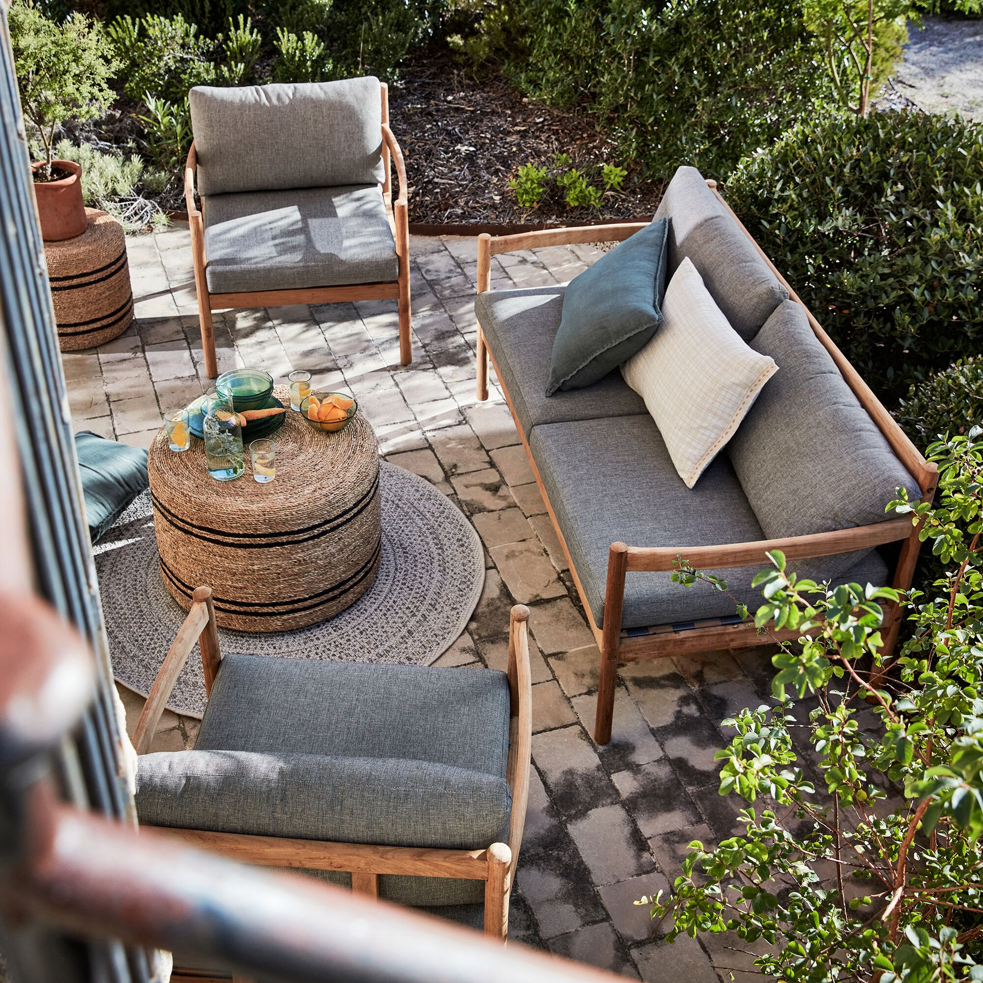 MARIOLU - Fauteuil de jardin en teck recyclé - gris