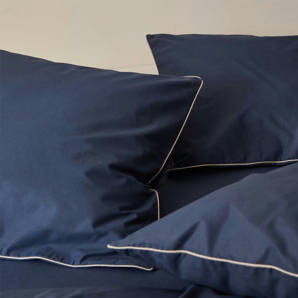 NOCTURNE - Taie d'oreiller unie en coton bleu nuit 63x63