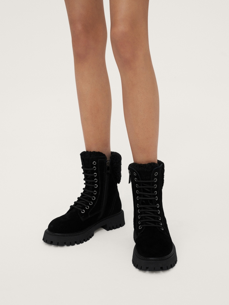 Ladies’ insulated flat ankle boots made of soft suede and sheepskin