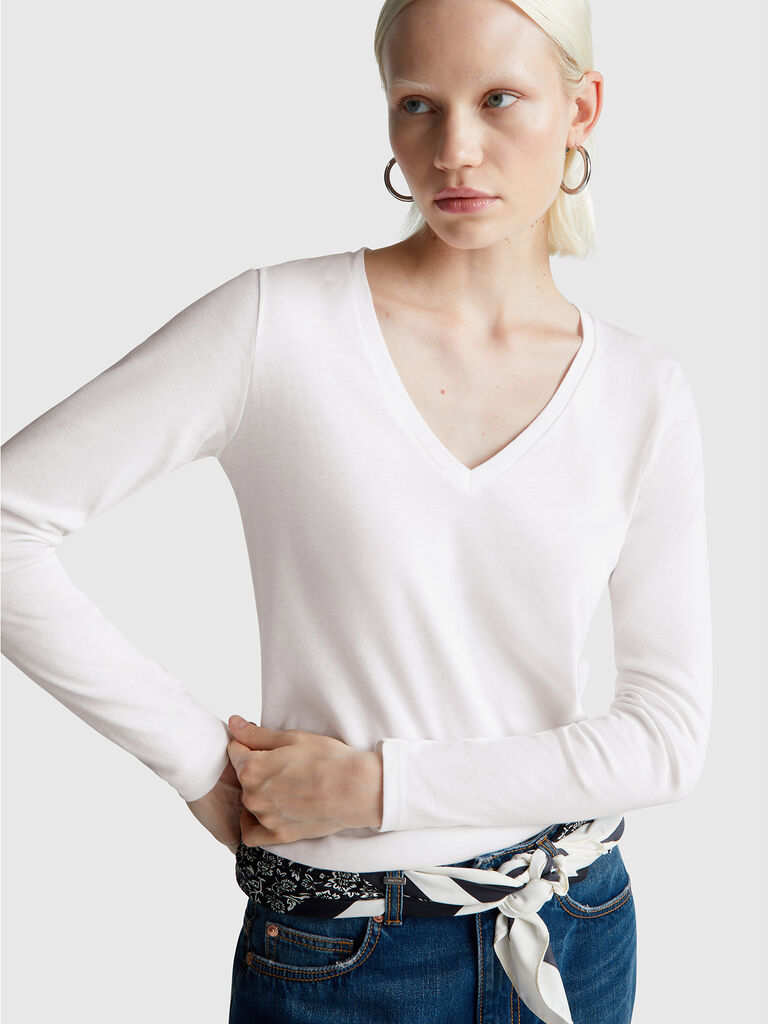 White t-shirt with V-neck
