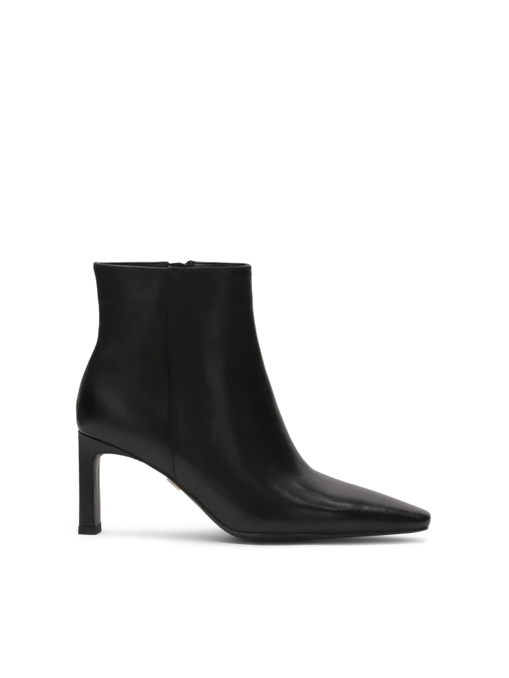 Leather boots with extended nose