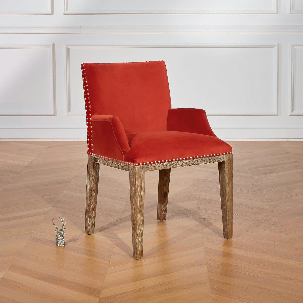 FORGE - KENZA - Fauteuil de table en velours et en bois clouté brique