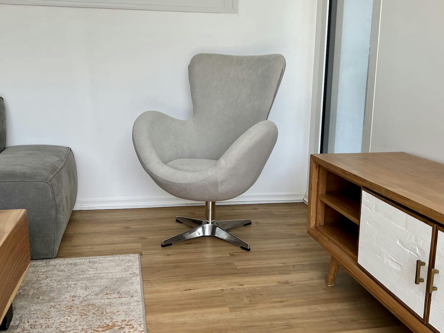 COCOON - Fauteuil design en velours gris perle