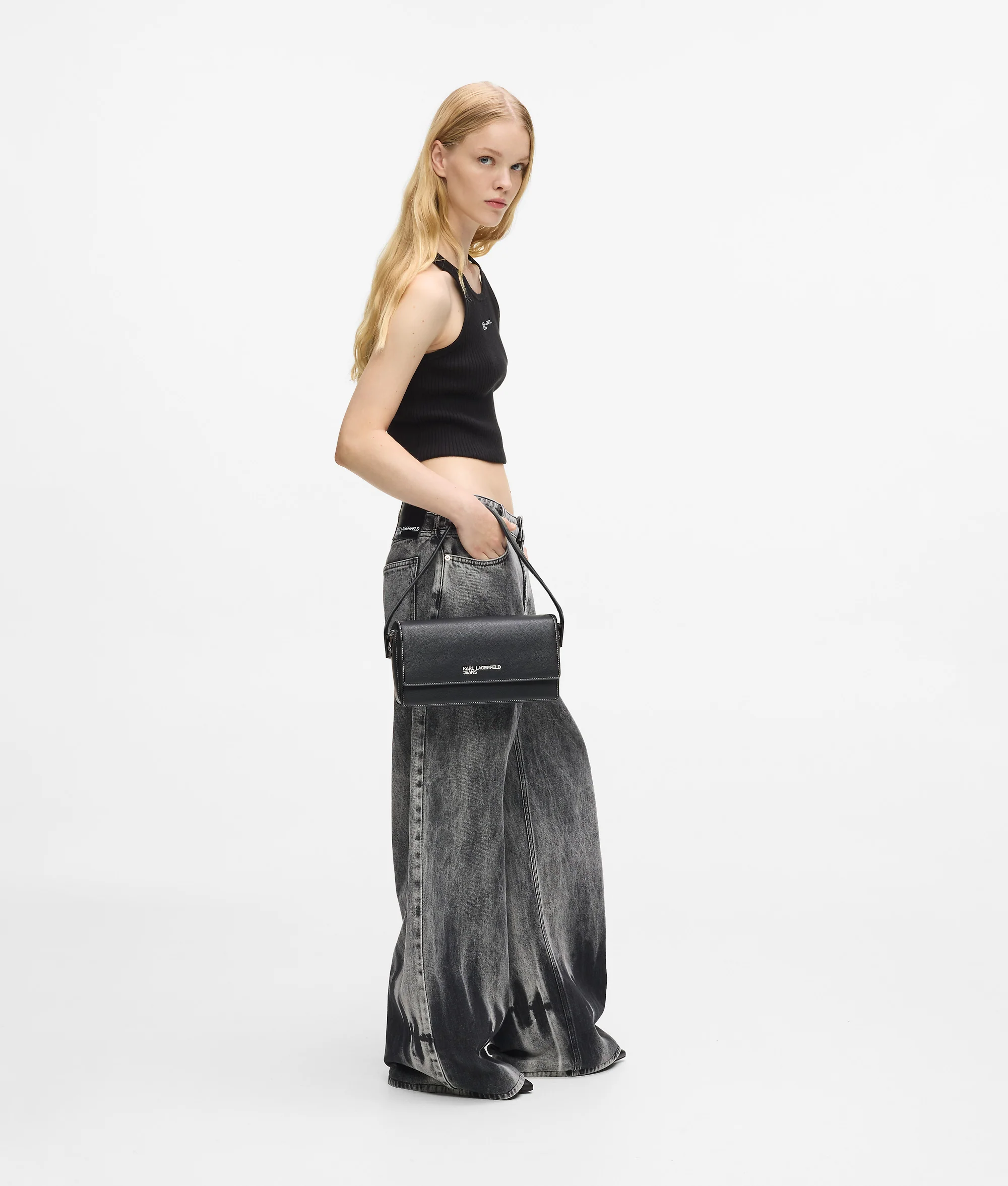 Sac avec anse et logo en métal