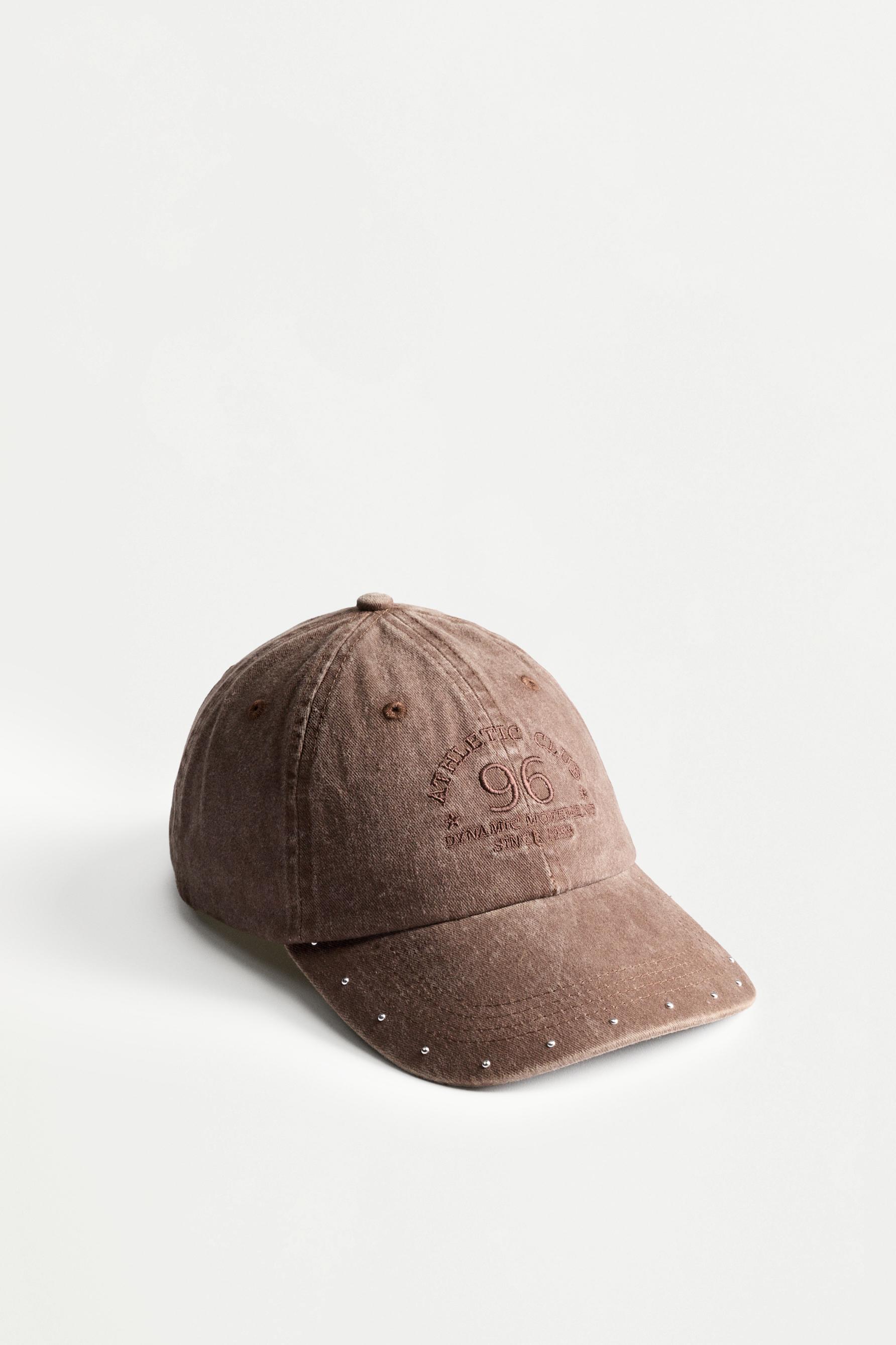 Gorra con tachas
