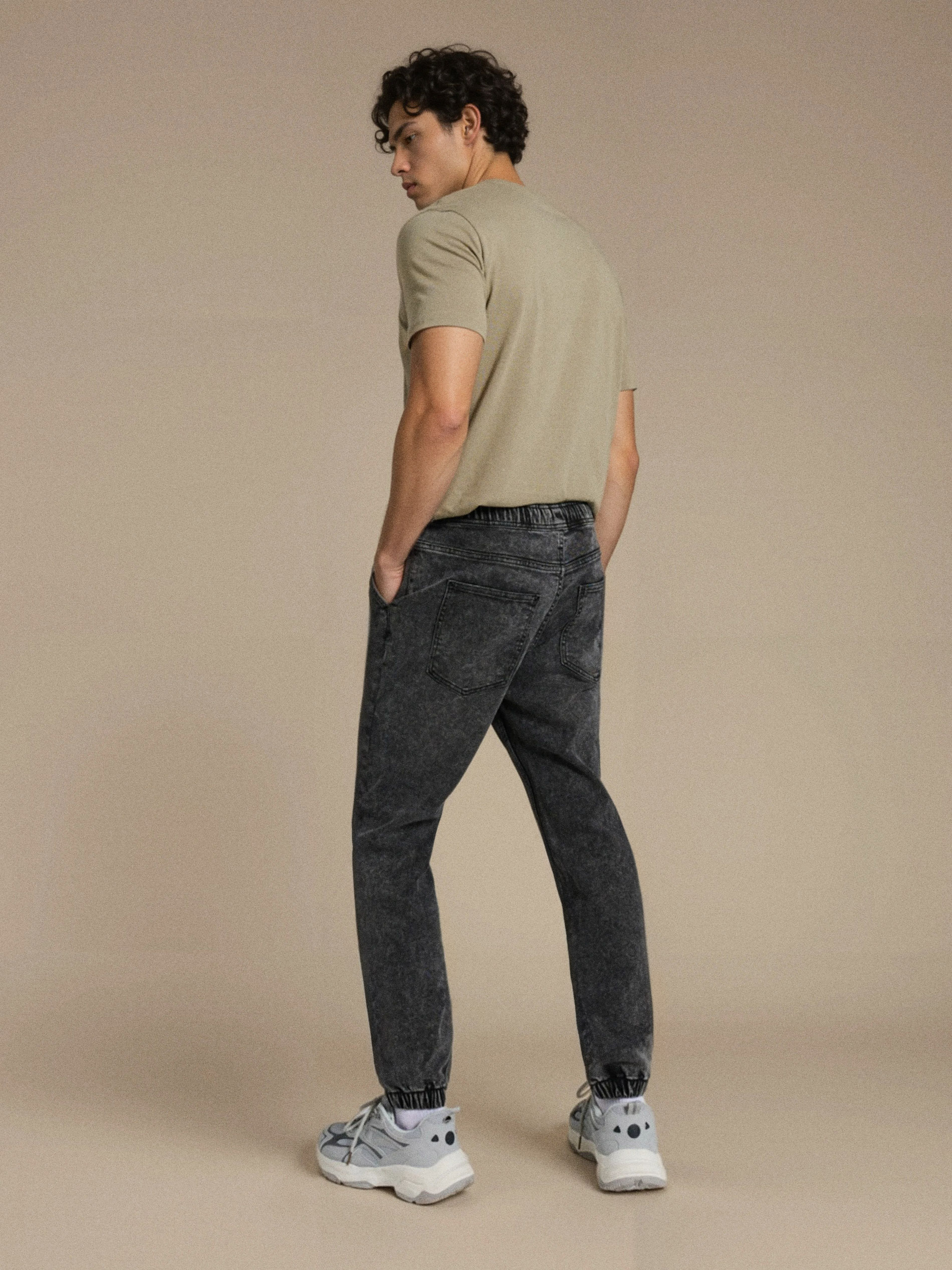 Jeansy jogger z efektem sprania