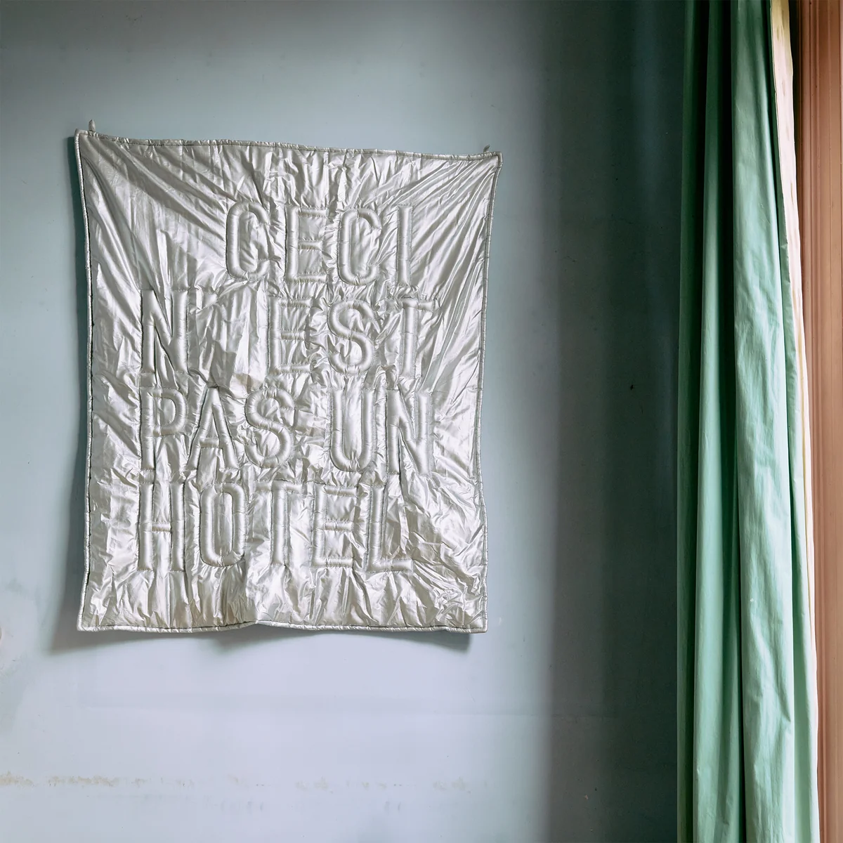 Hkliving - Wall Art Wanddeko 'Ceci n'est pas un hôtel', 100 x 120 cm, silber