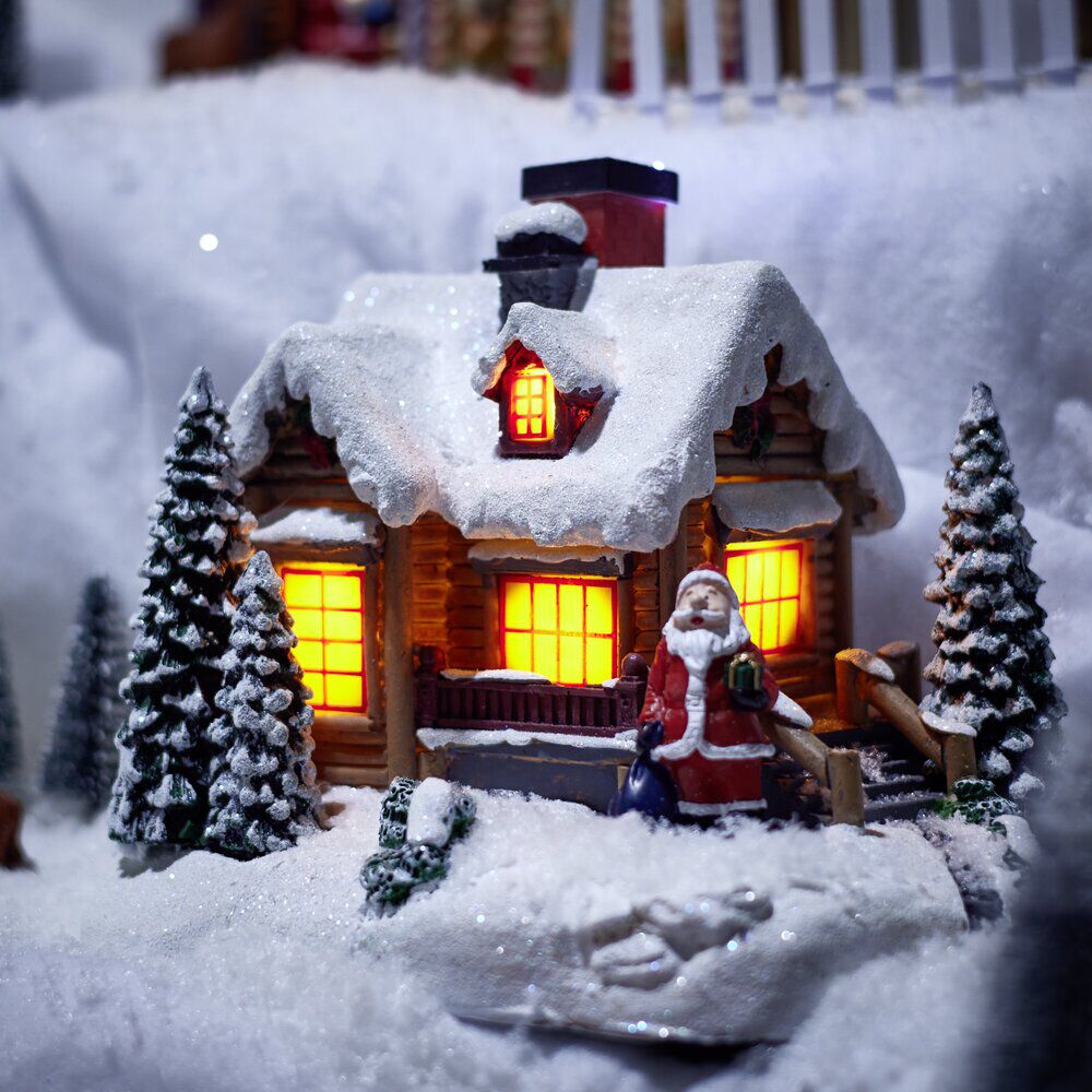 Décoration de No&euml;l lumineuse maison enneigée avec fumée H18,5cm (2 modèles)