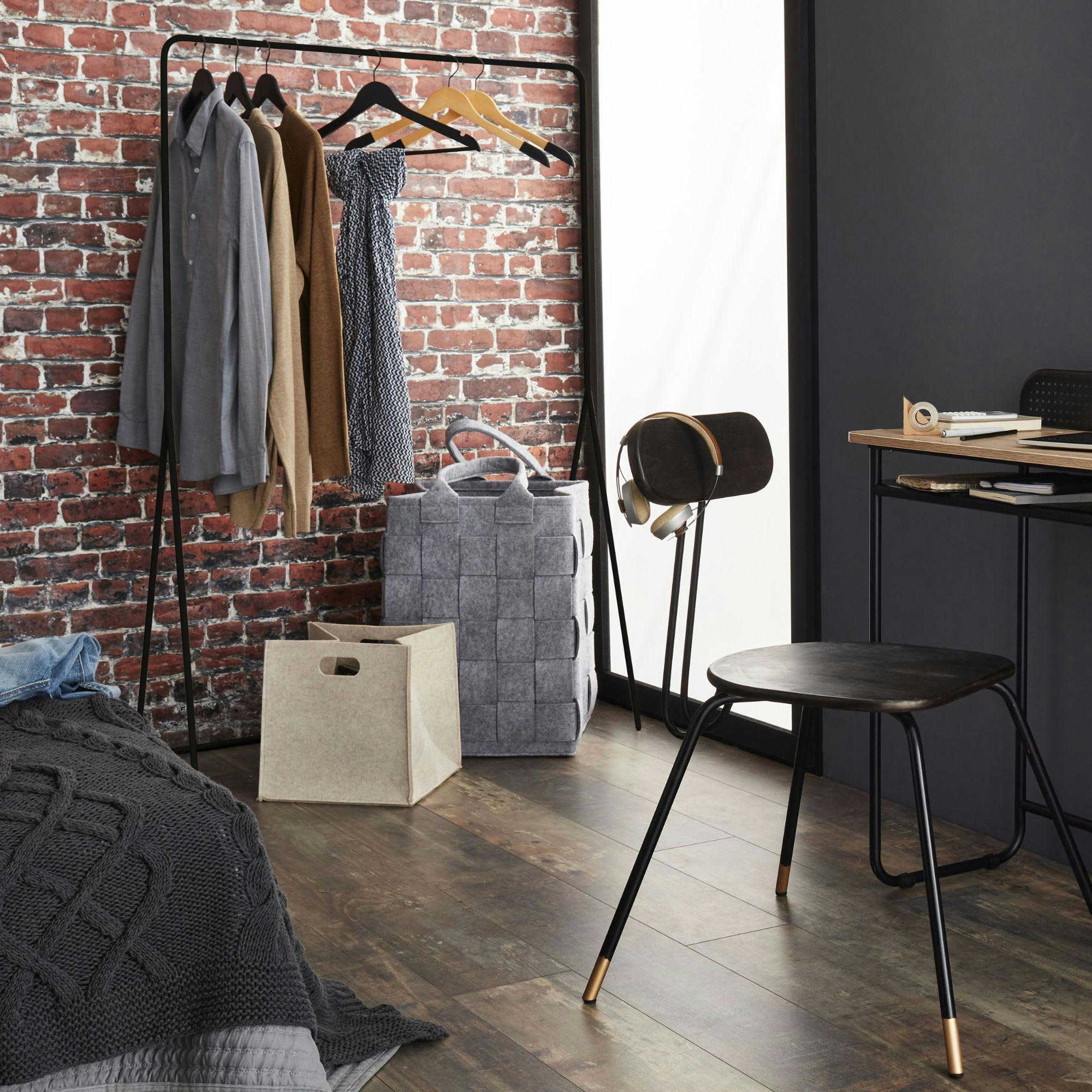 - Portant minimaliste en métal noir 150x100x45cm