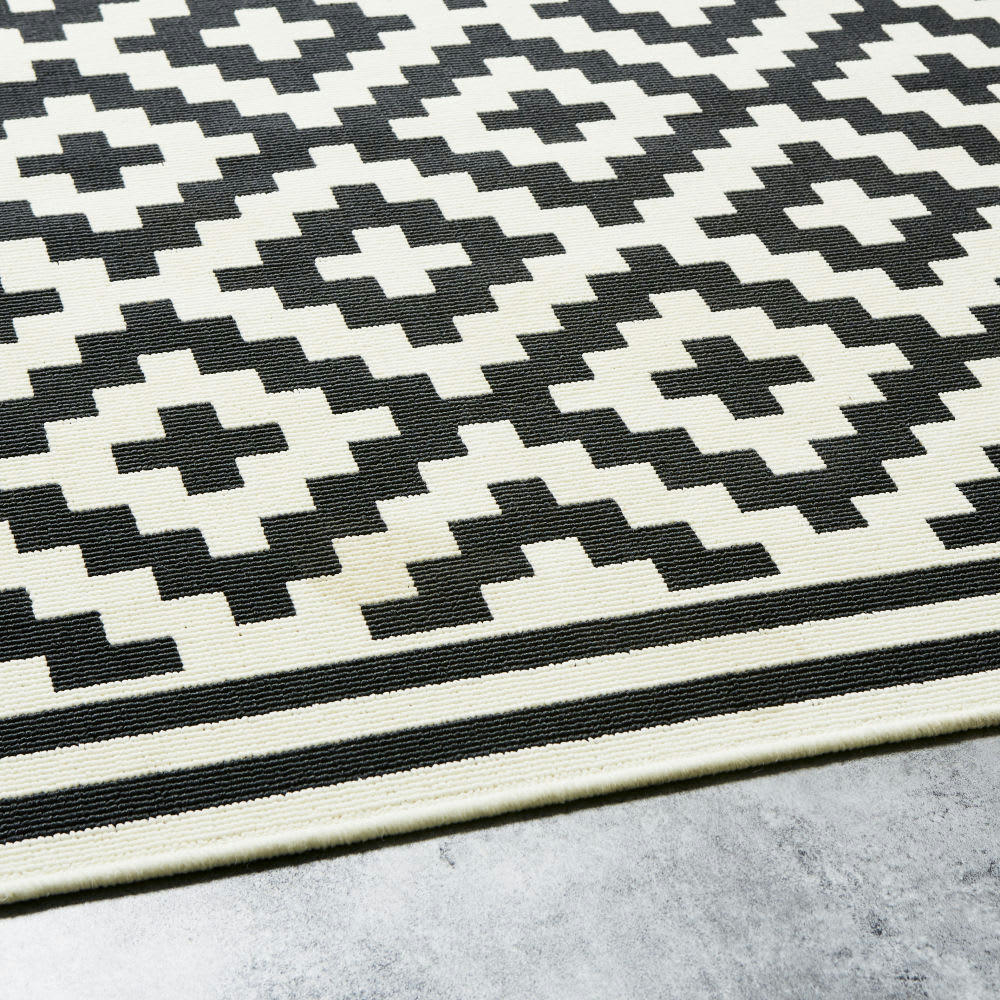 ZARIA - Tapis en polypropylène blanc motifs graphiques noirs 160x230