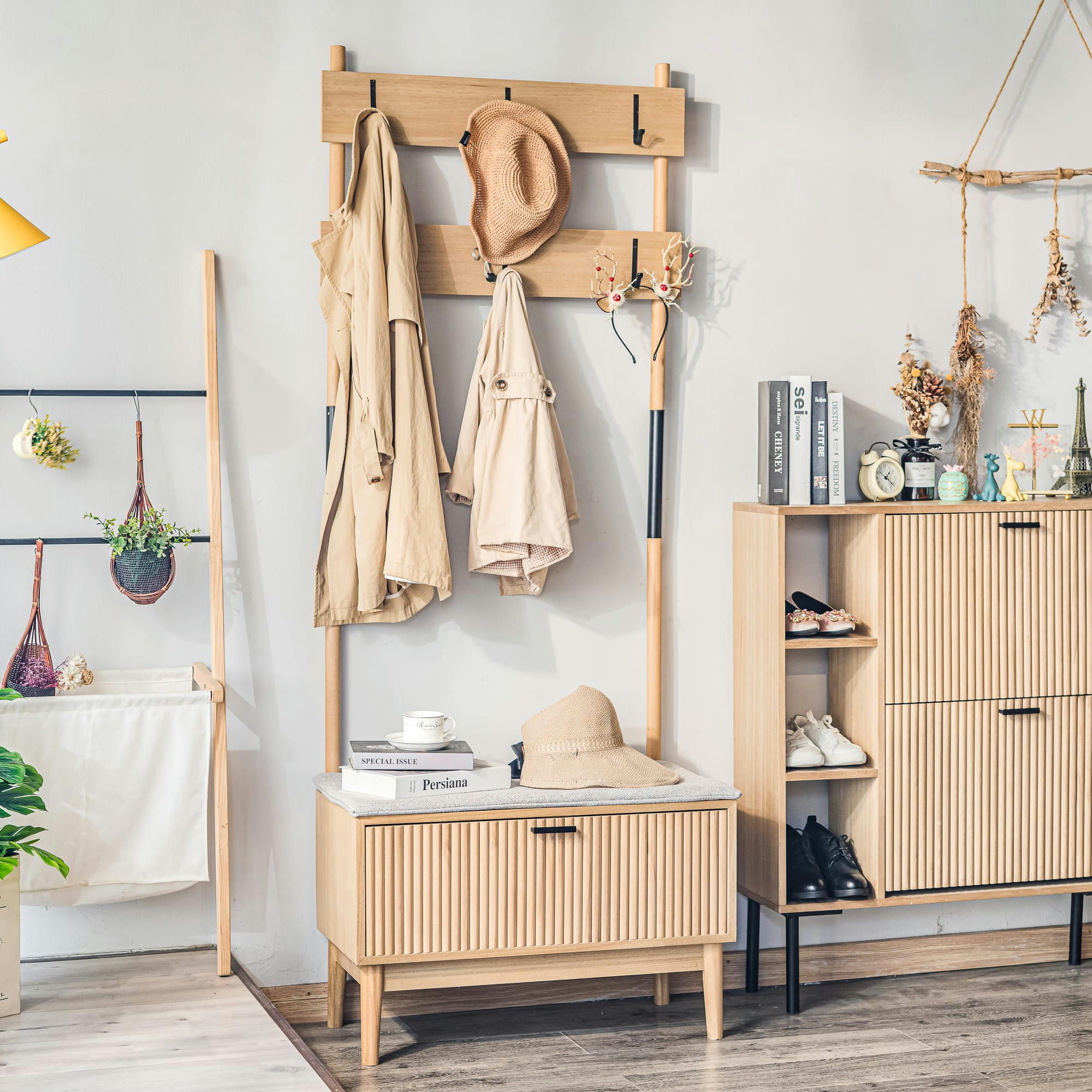 - Vestiaire d'entrée en bois massif et tissu gris